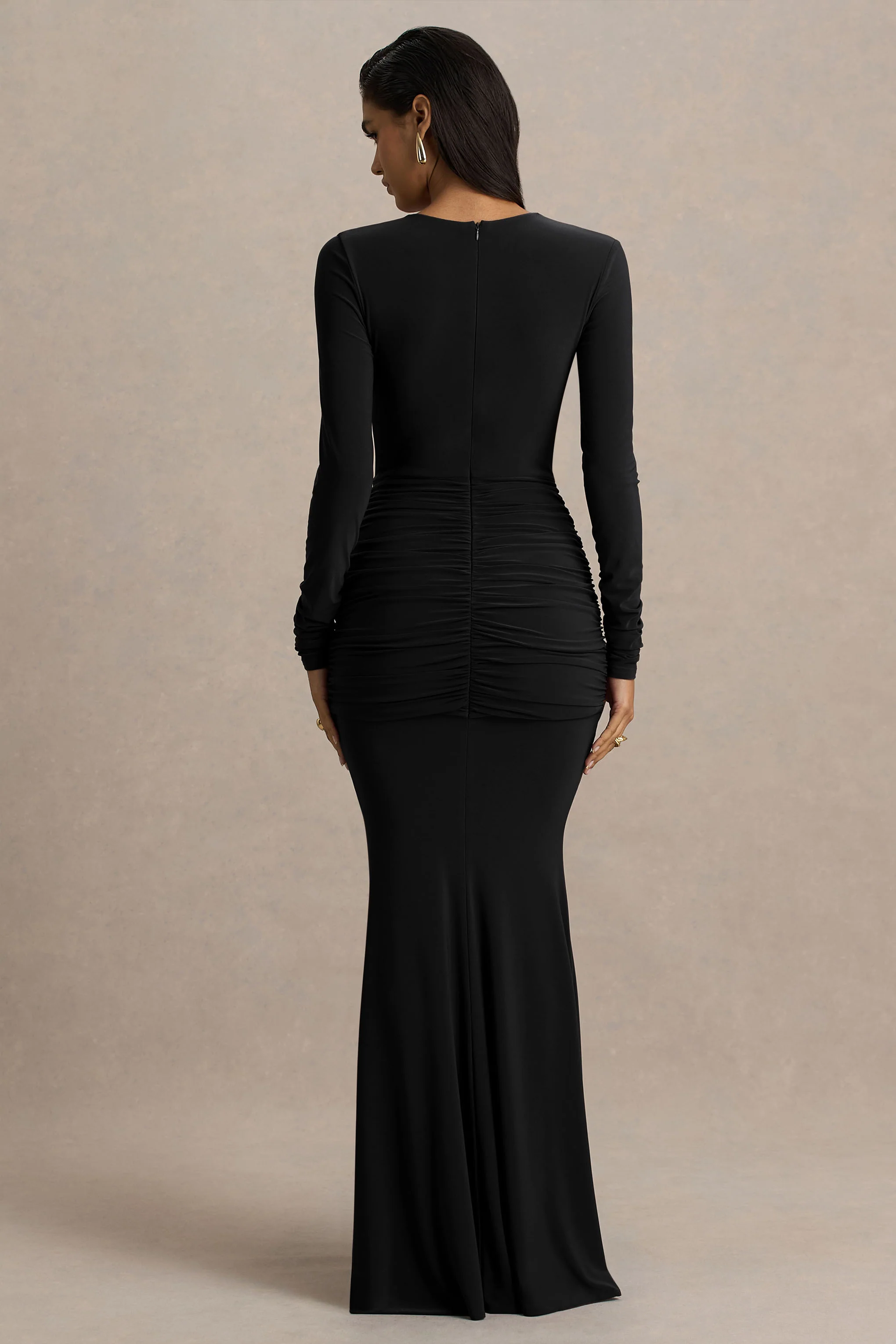 Saffie | Robe longue noire portefeuille à décolleté plongeant extrême avec manches longues et détails froncés - Image 2