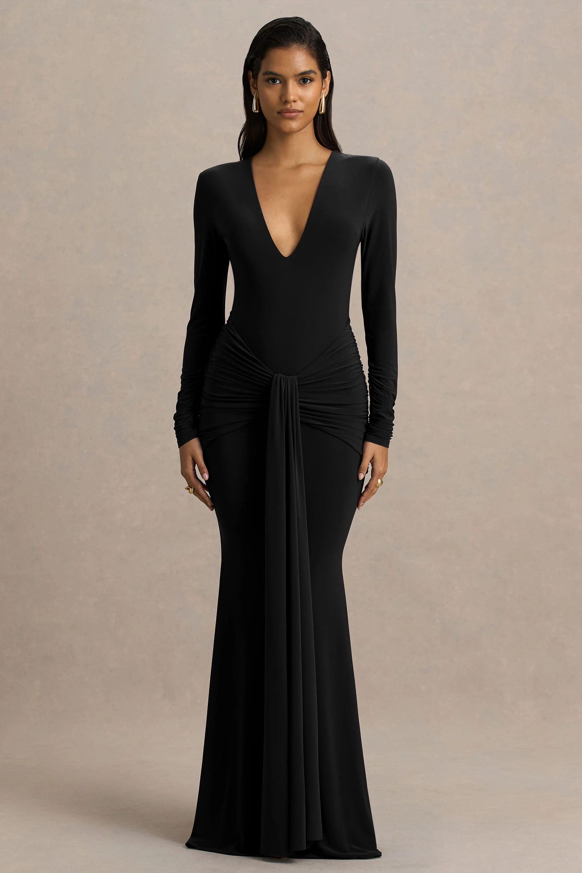 Saffie | Robe longue noire portefeuille à décolleté plongeant extrême avec manches longues et détails froncés - Image 4