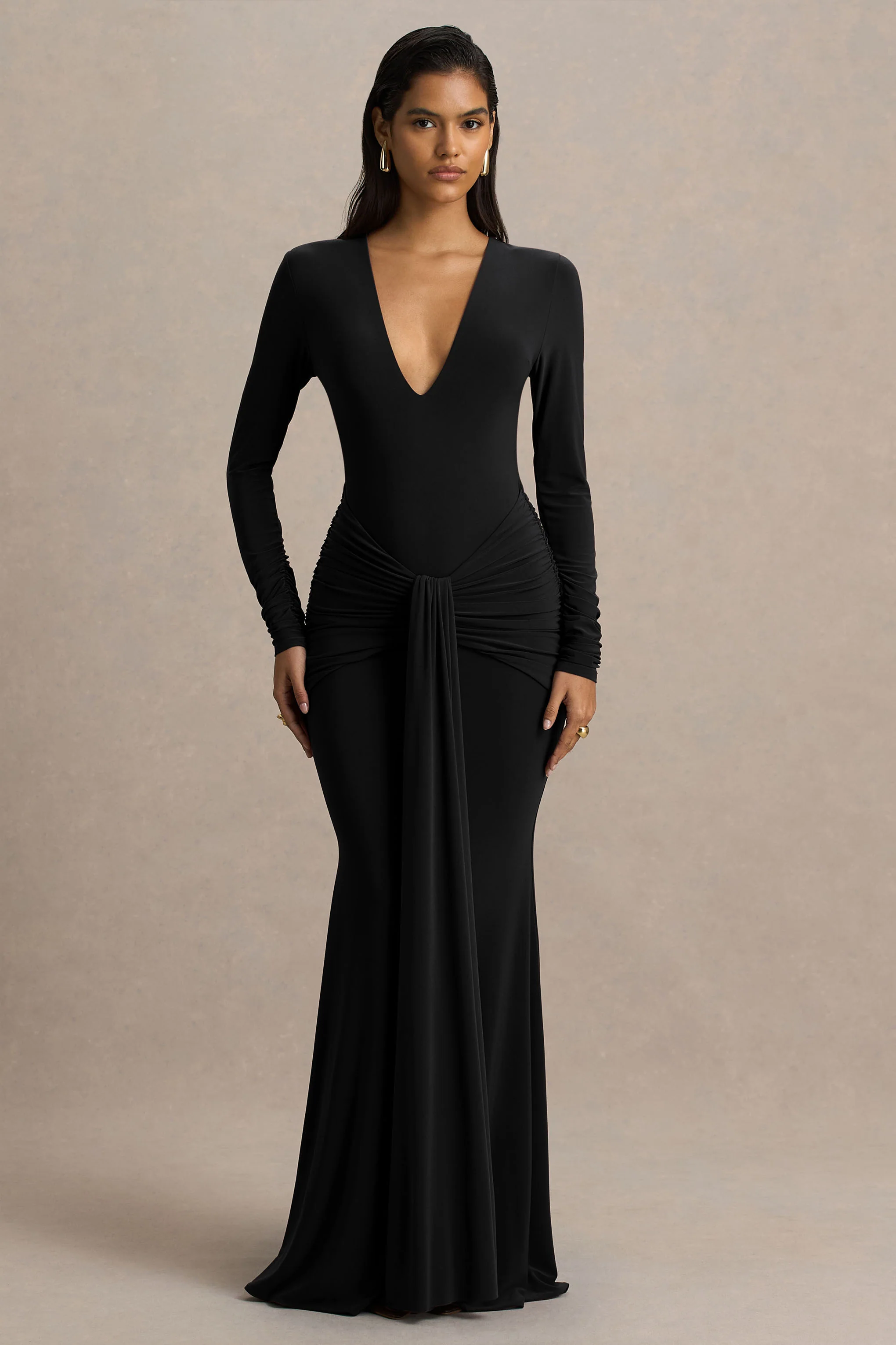 Saffie | Robe longue noire portefeuille à décolleté plongeant extrême avec manches longues et détails froncés - Image 5