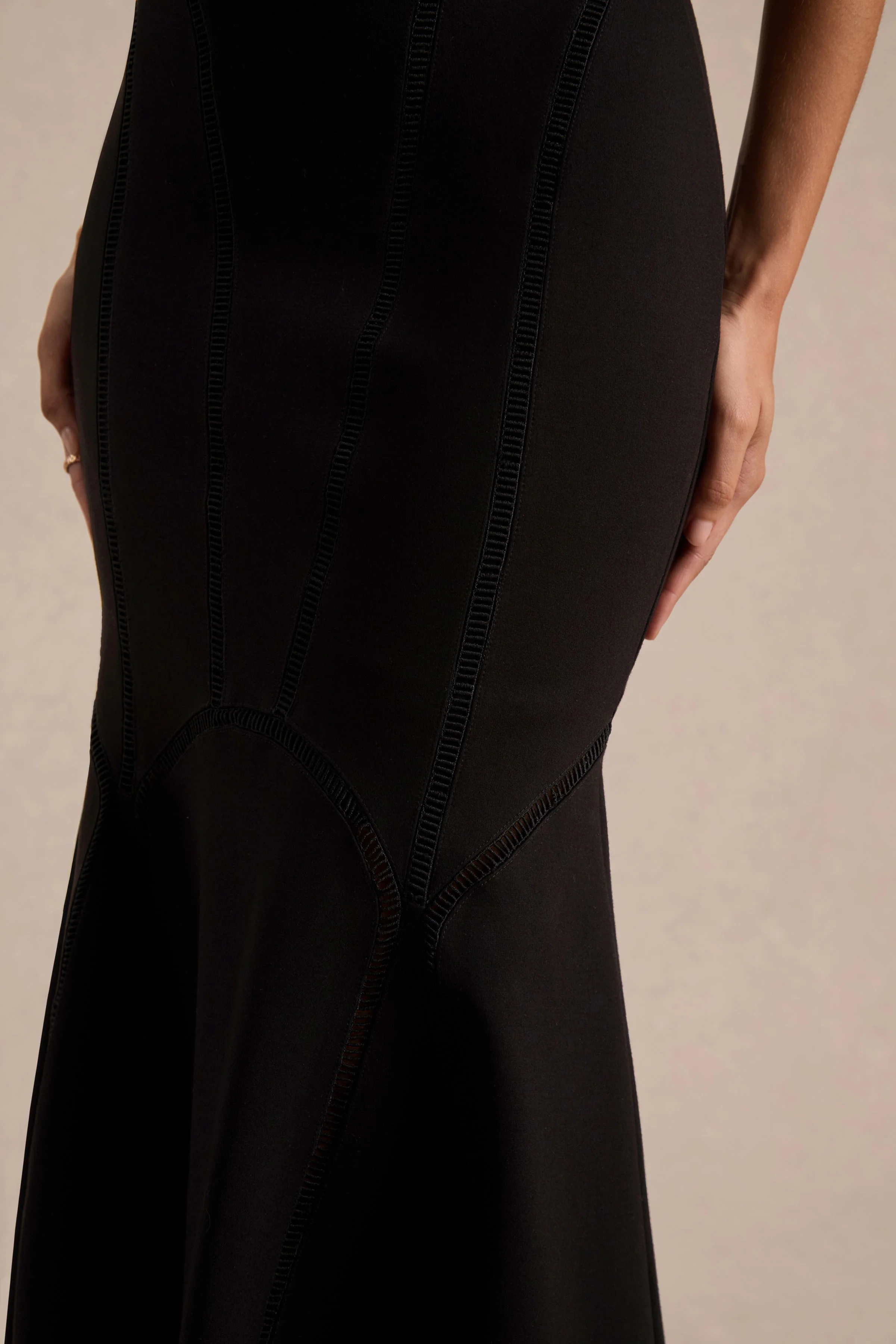 Sally | Robe mi-longue noire à col rond taille basse et détails plissés - Image 6