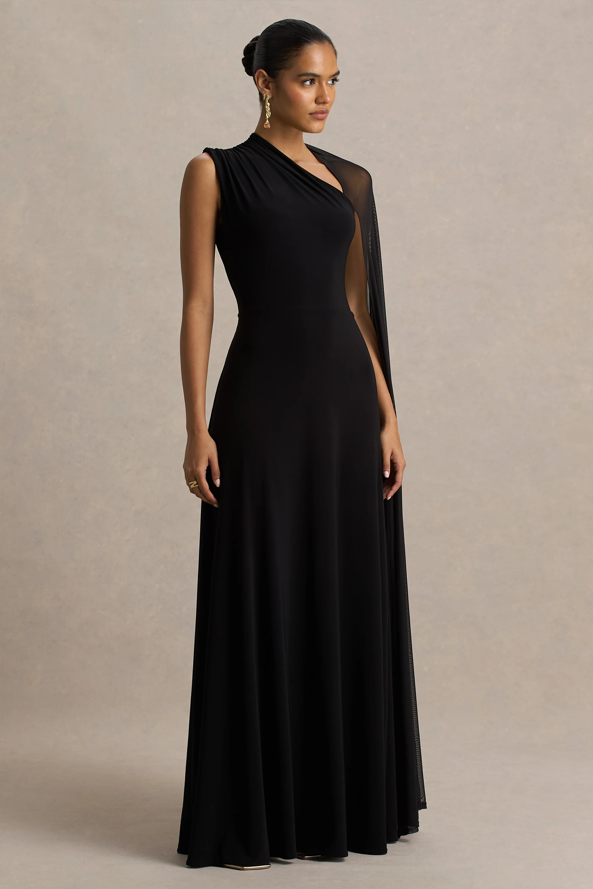 Selena | Robe longue noire à col montant avec découpe et manches cape - Image 3