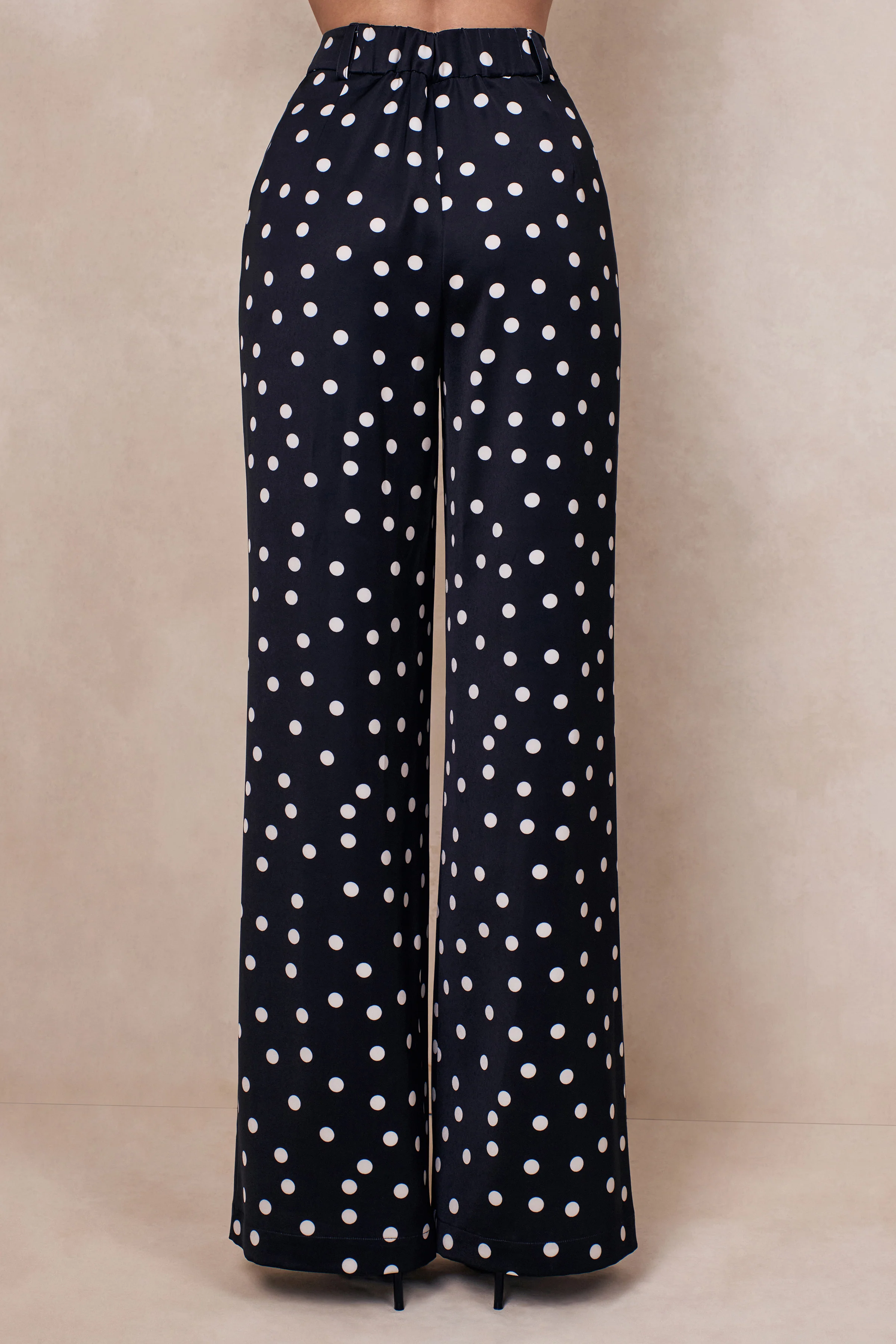 Seloria | Pantalon large en satin à pois noirs et blancs - Image 4