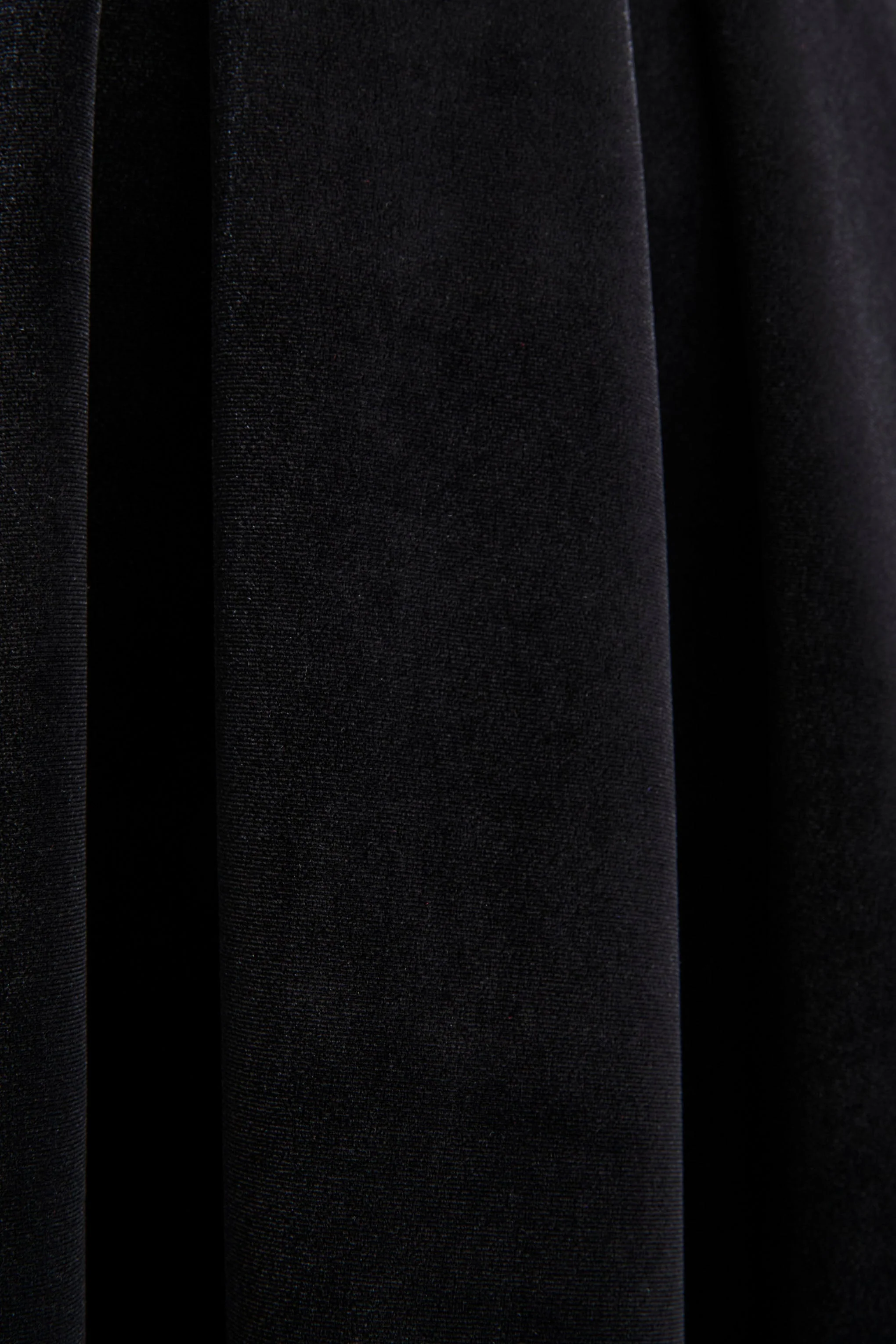 Seraphic | robe mi-longue noire en velours avec manches bouffantes - Image 7