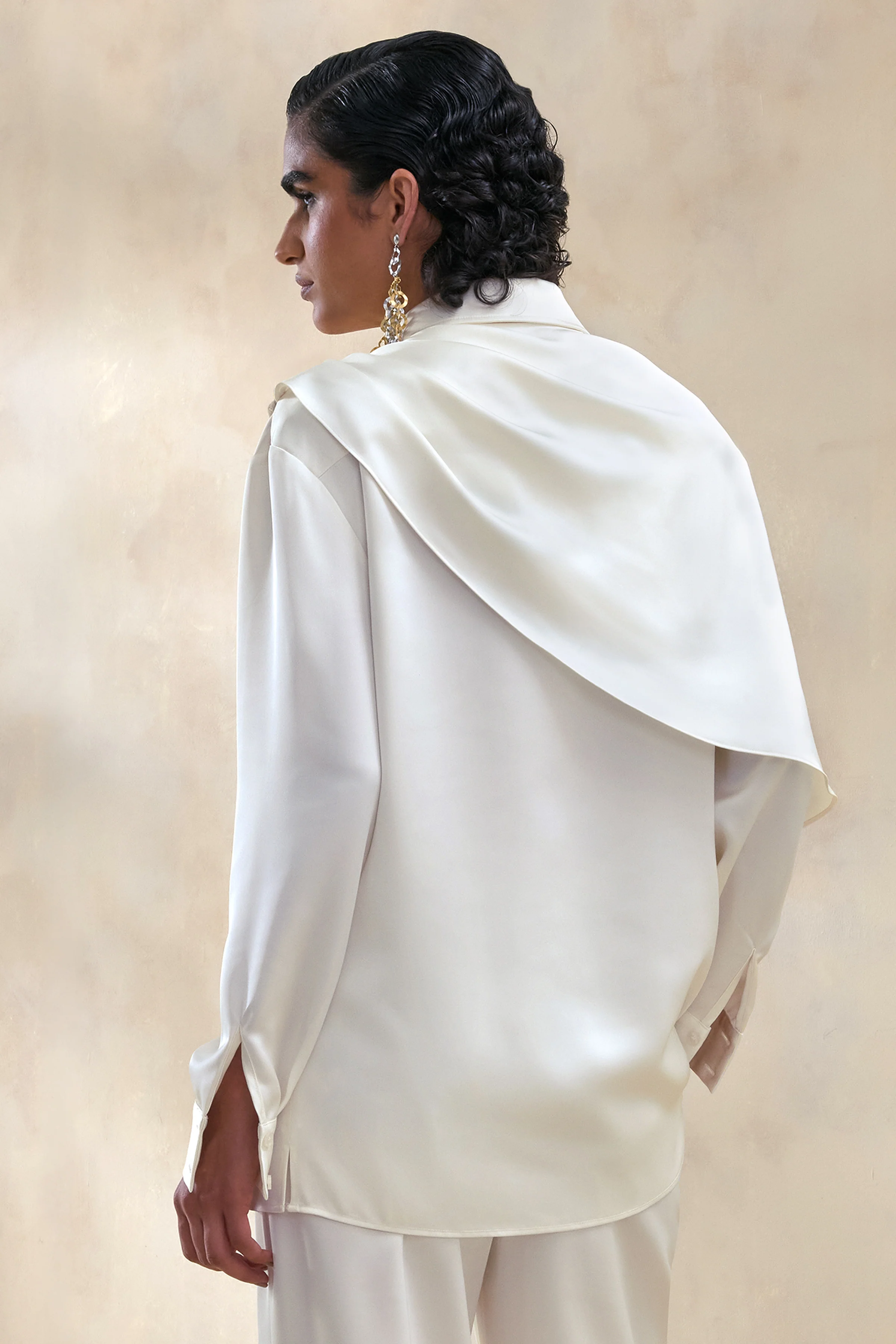 Serenza | Chemise en satin crème à col classique avec détail cape - Image 3