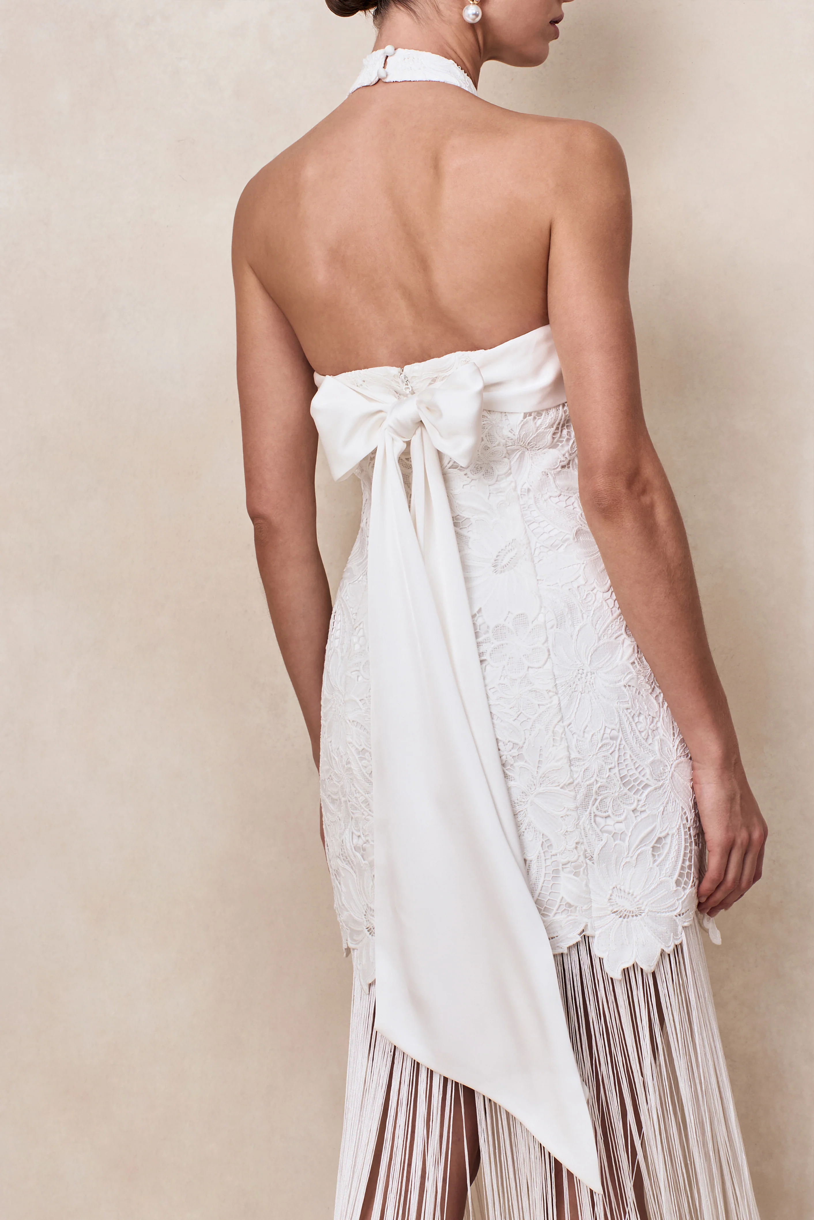 Skylar | Robe longue blanche en dentelle à encolure dos-nu avec dos ouvert et détail nœud - Image 3