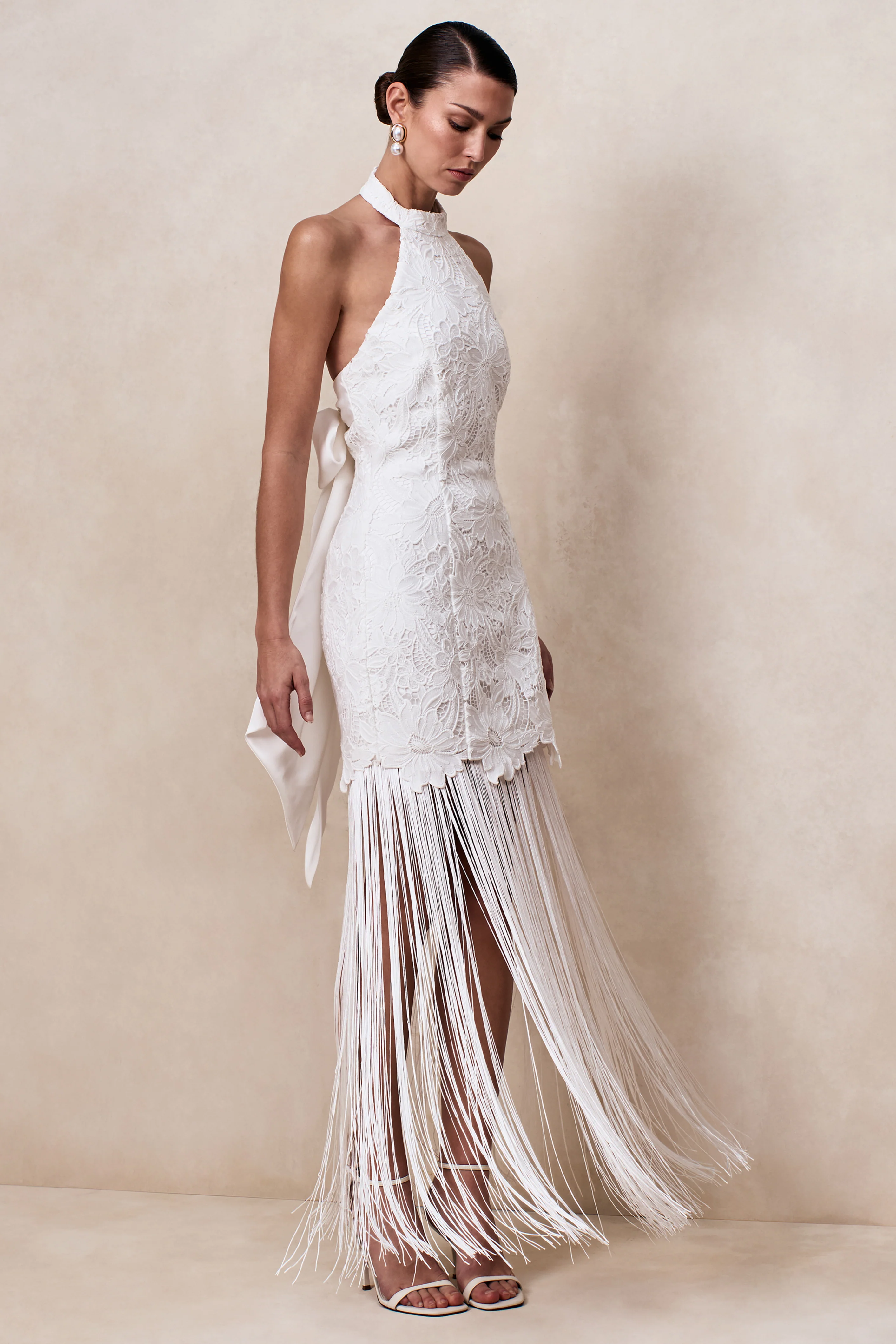Skylar | Robe longue blanche en dentelle à encolure dos-nu avec dos ouvert et détail nœud - Image 4