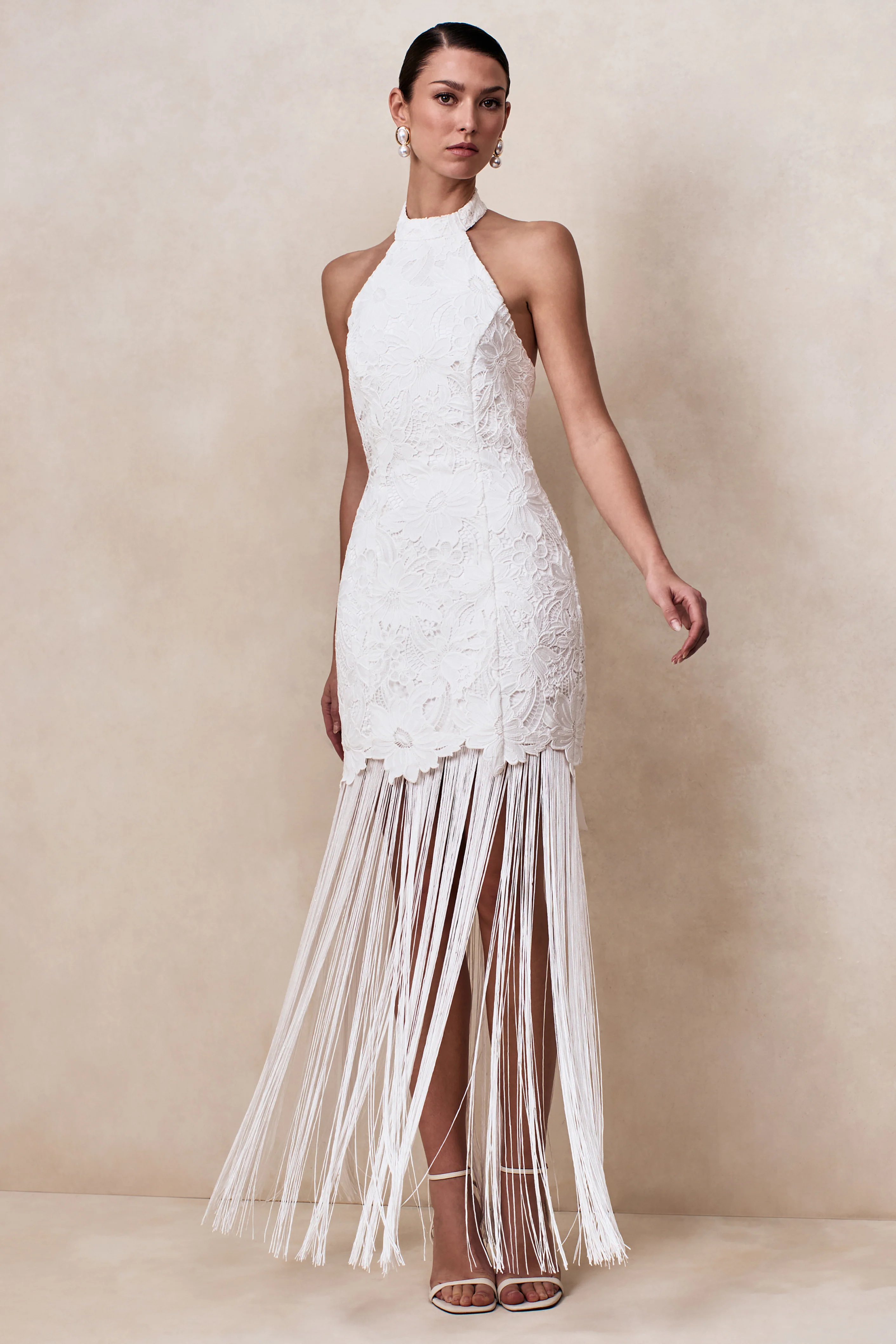 Skylar | Robe longue blanche en dentelle à encolure dos-nu avec dos ouvert et détail nœud - Image 5