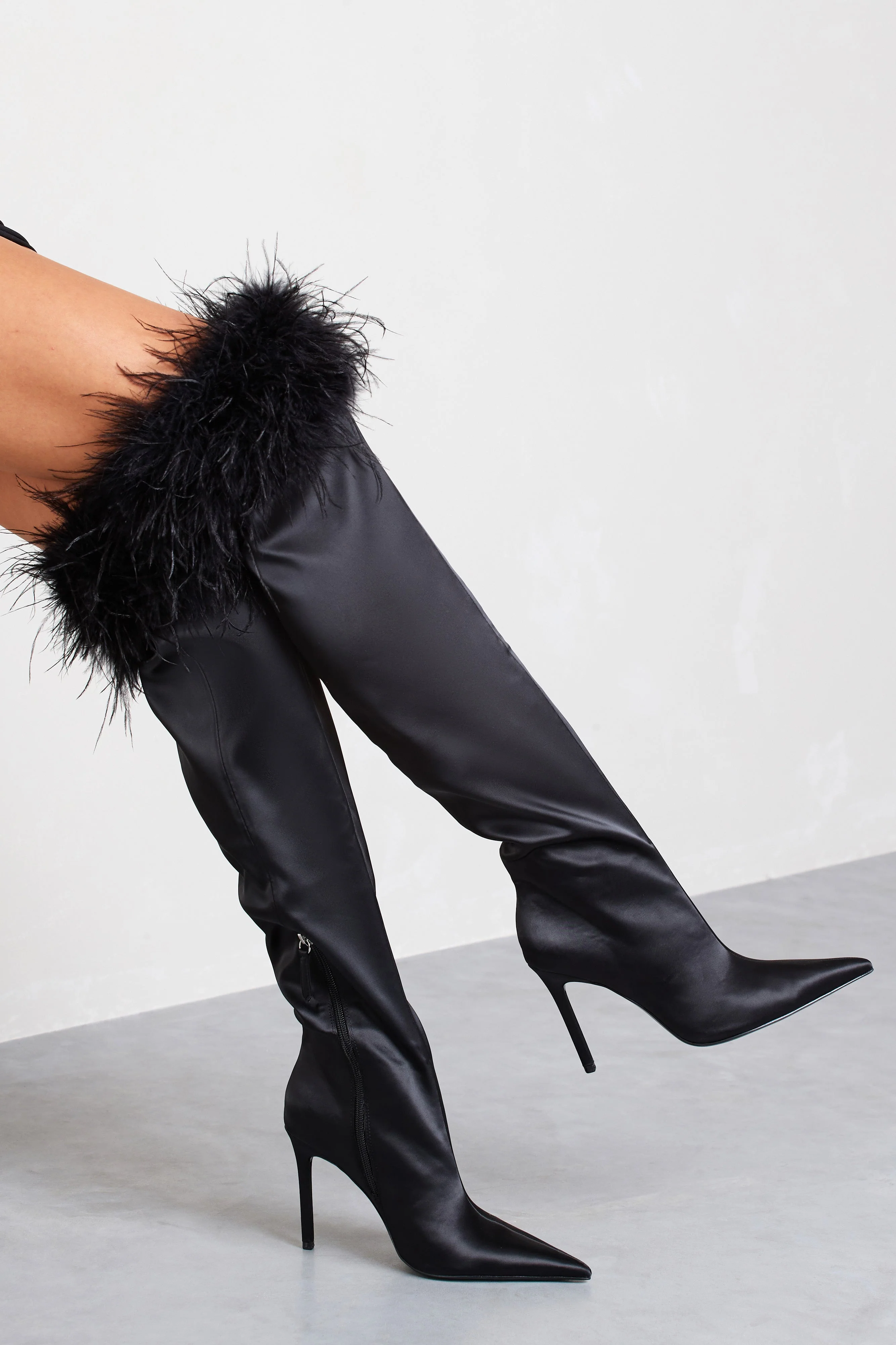 Soho | Bottes noires en satin à bouts pointus et bordure de plumes - Image 9