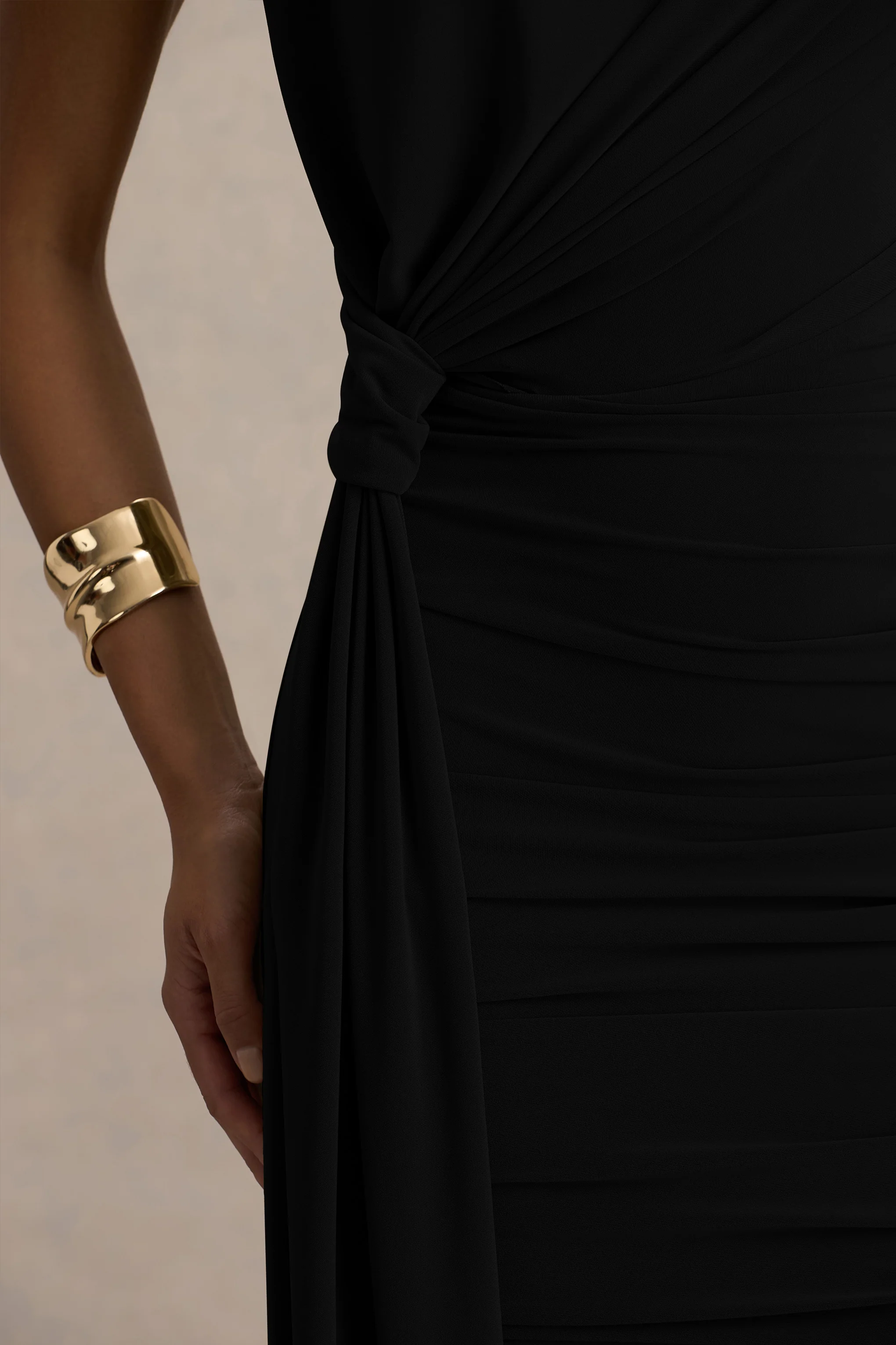 Sorenna | Mini-robe noire à col montant avec effet portefeuille et ceinture fluide - Image 6