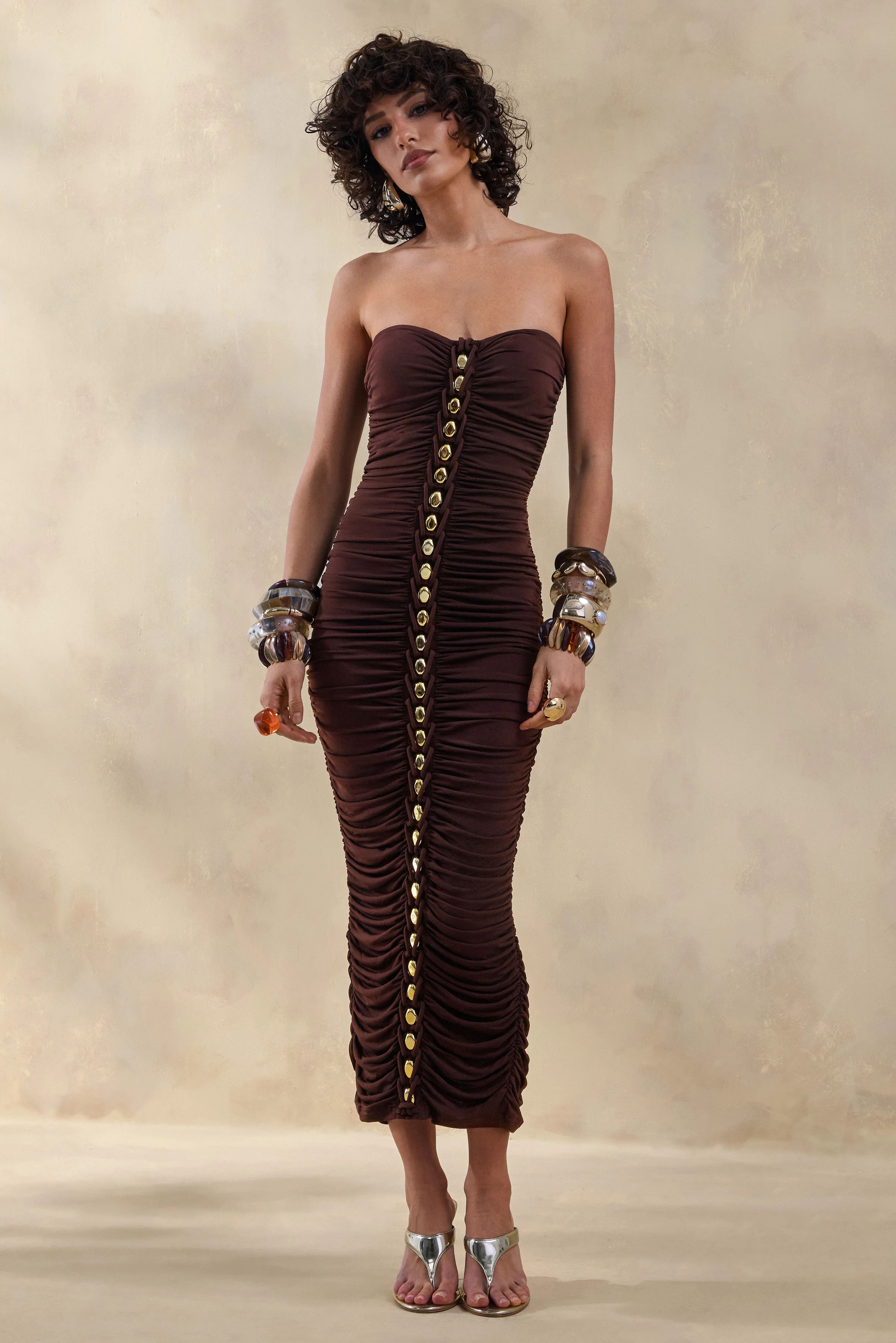 Spontaneity | Robe mi-longue marron à encolure bandeau froncée