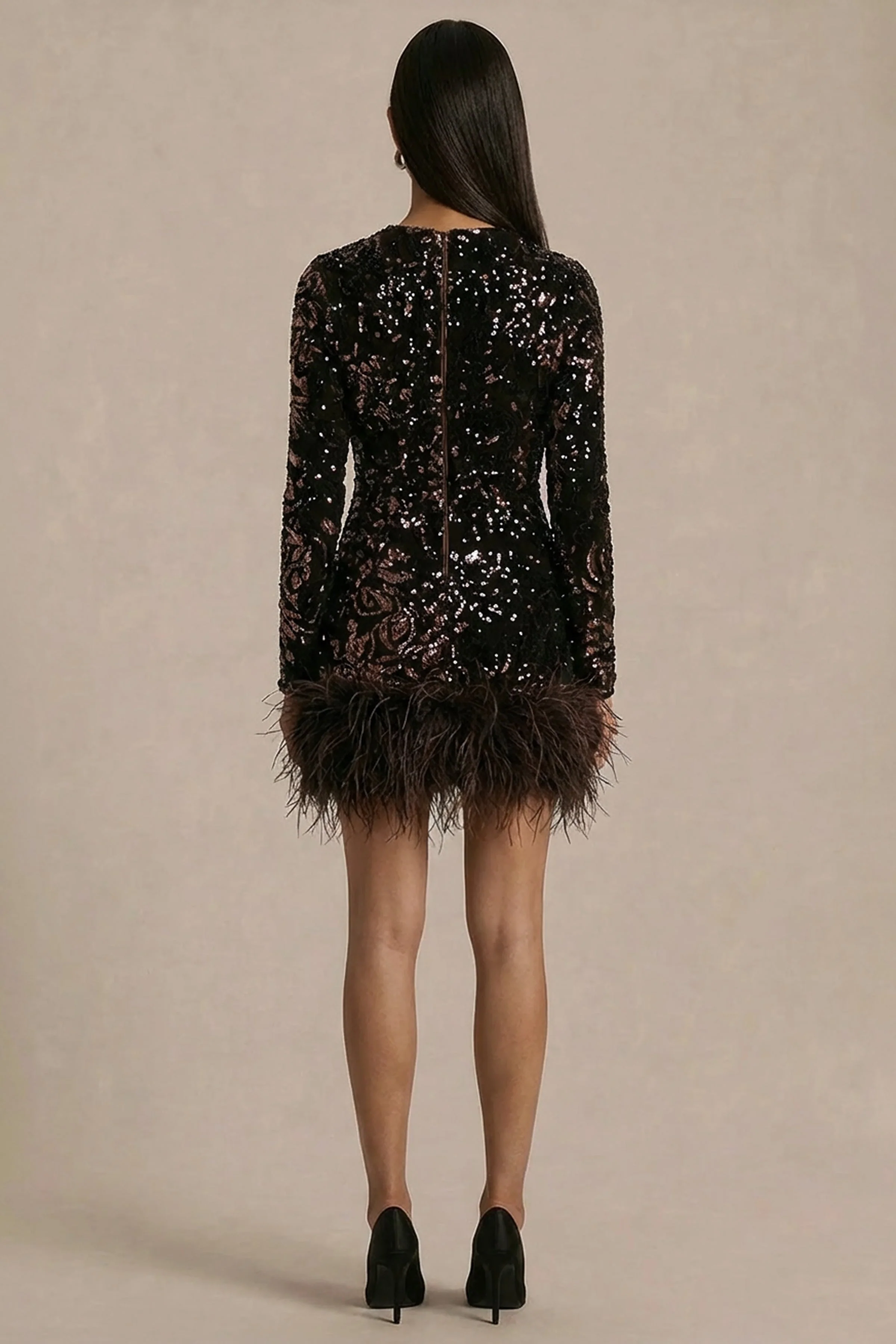 Stardust | Mini-robe en velours à sequins marron à col rond avec finition en plumes - Image 2