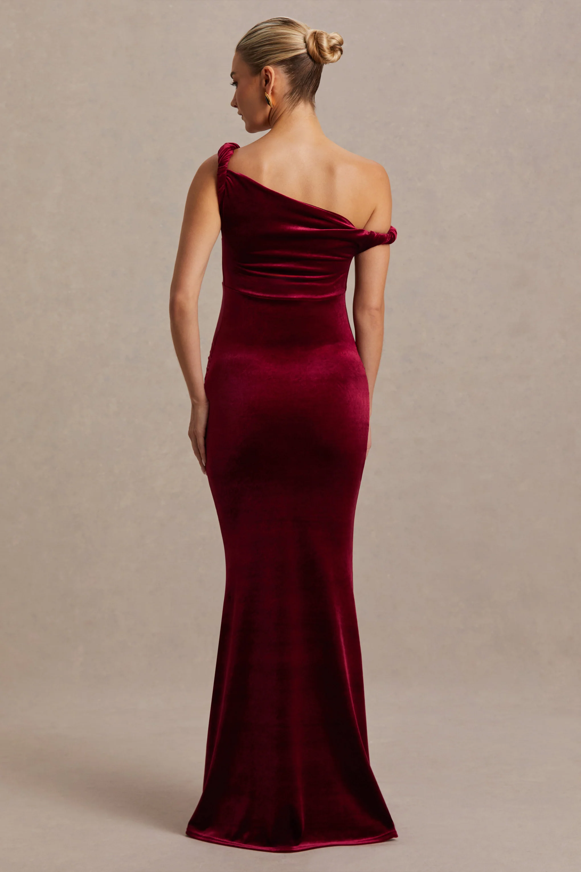 Tallulah | Robe de maternité longue bordeaux en velours à encolure asymétrique et manche torsadée - Image 2