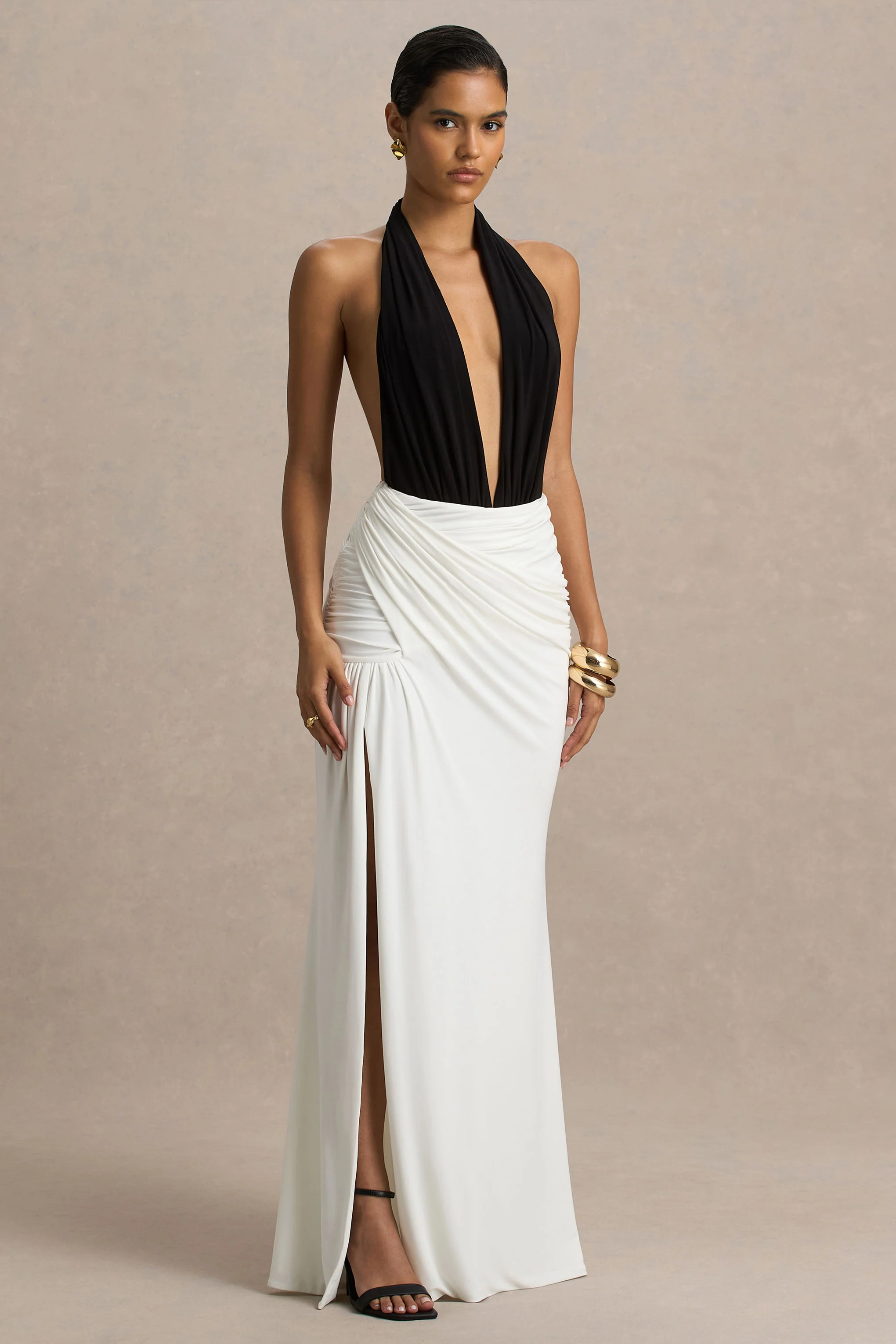Tilly | Robe longue noire et blanche à encolure plongeante extrême avec détails drapés et froncés - Image 3