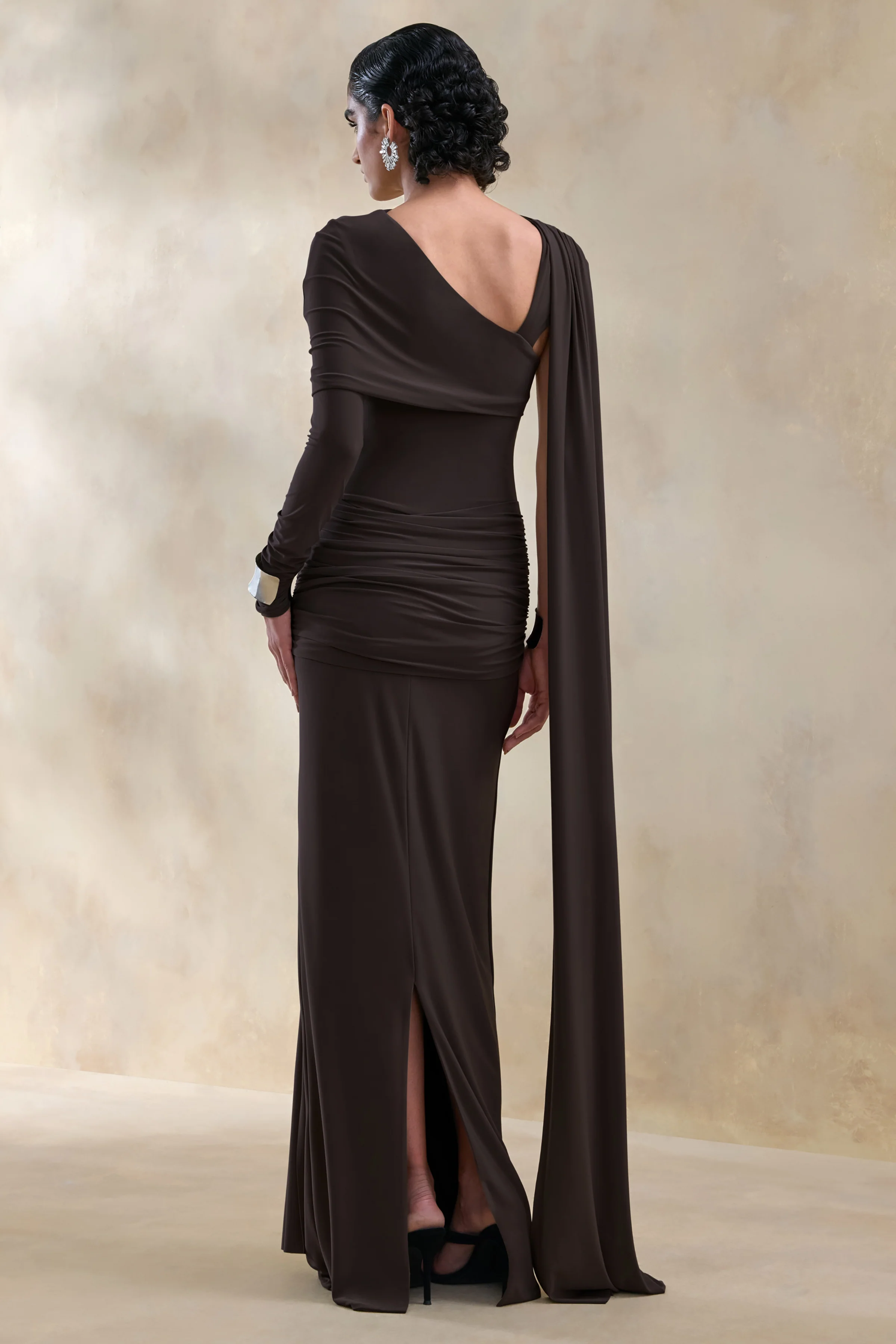 Trisara | Robe longue marron à encolure asymétrique avec détails froncés et écharpe - Image 2