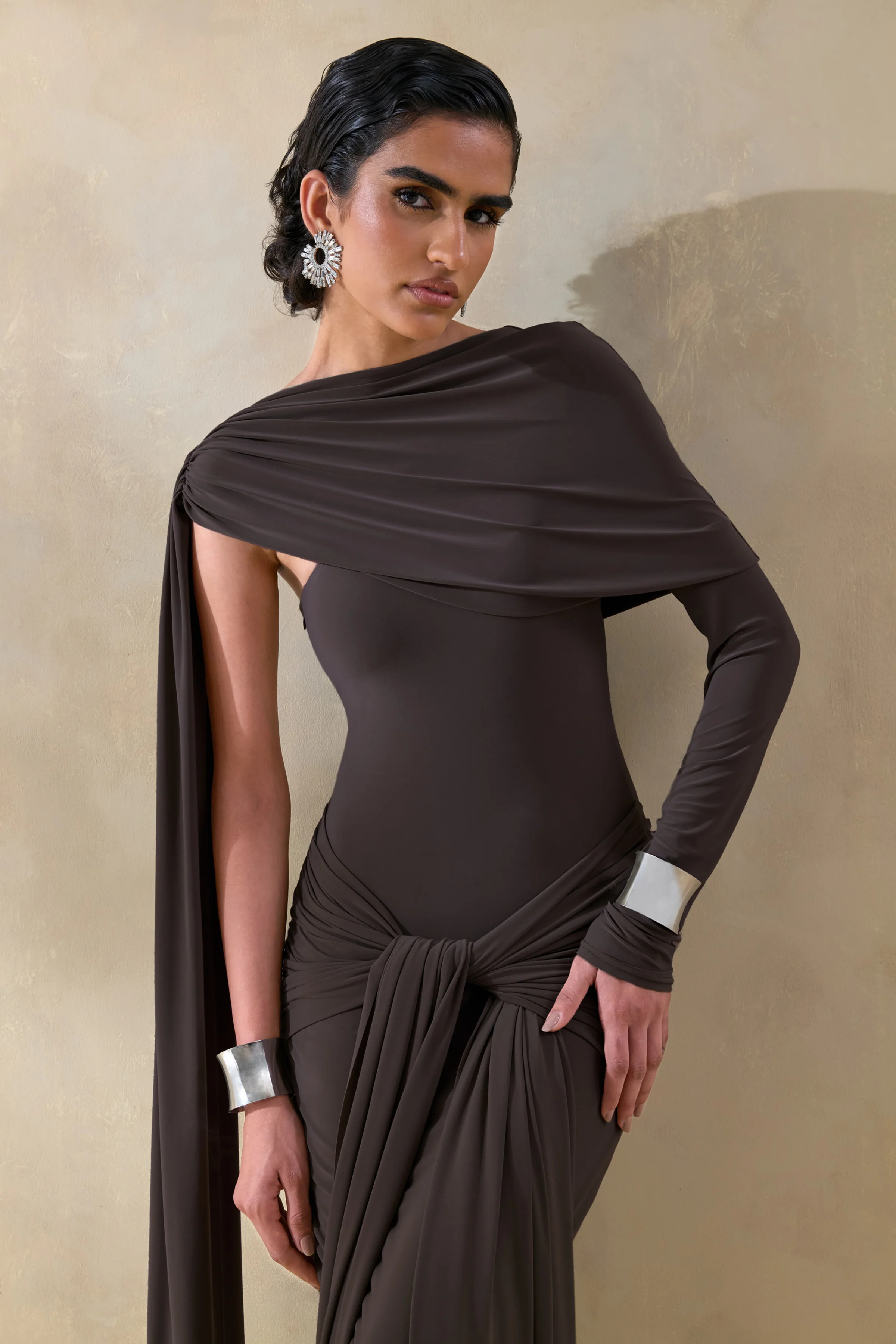 Trisara | Robe longue marron à encolure asymétrique avec détails froncés et écharpe - Image 3