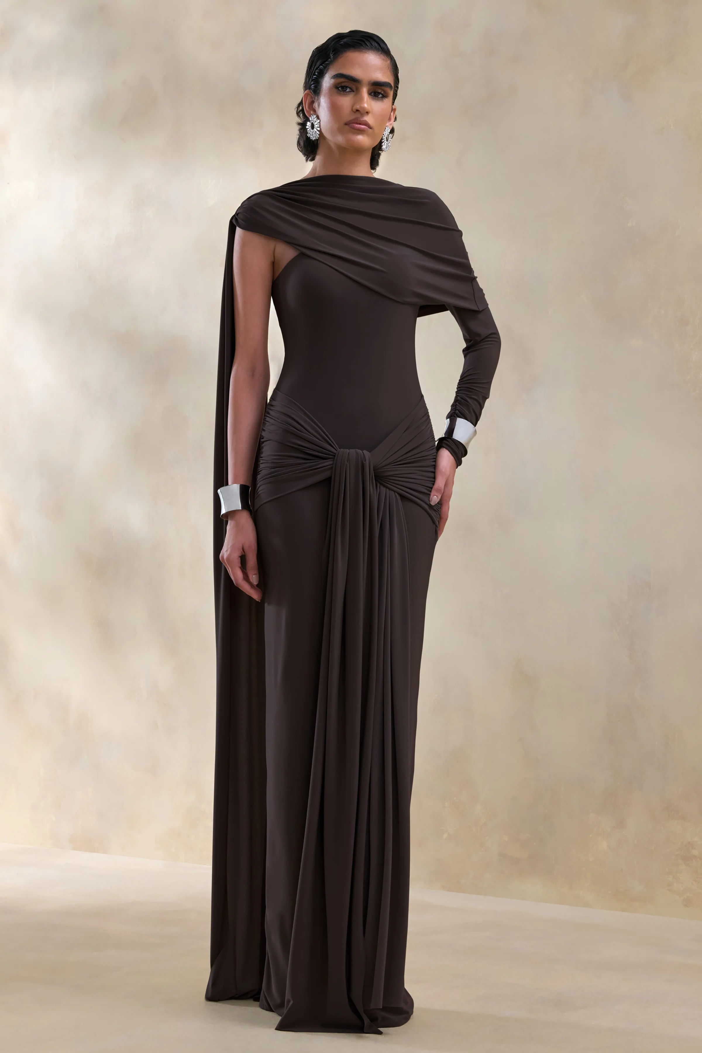 Trisara | Robe longue marron à encolure asymétrique avec détails froncés et écharpe - Image 5