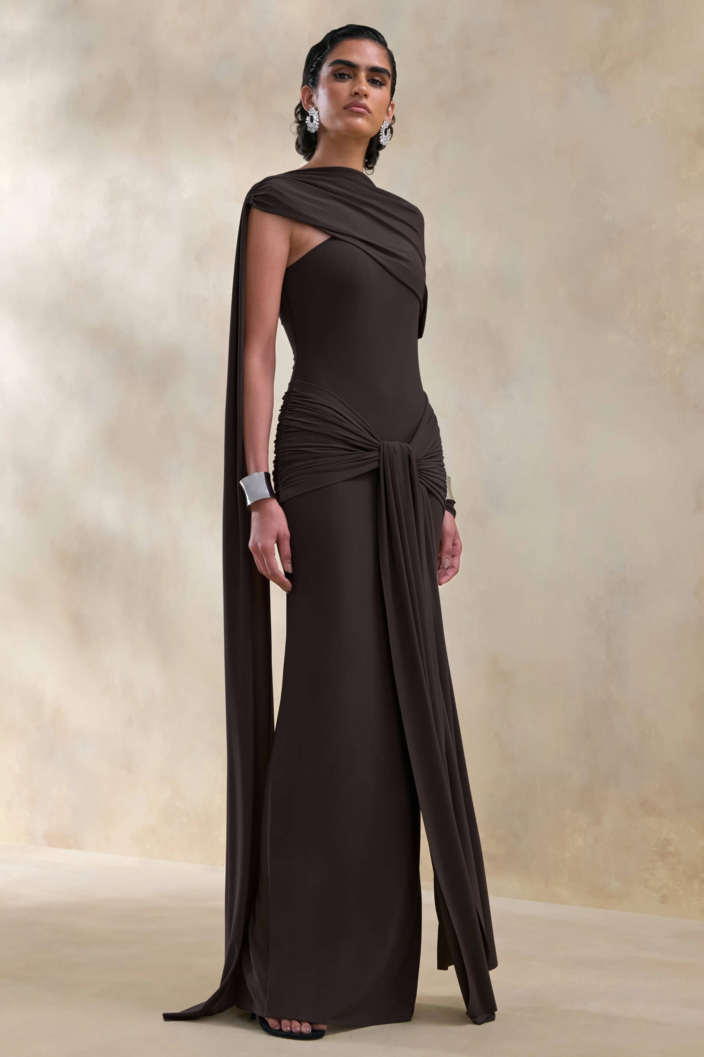 Trisara | Robe longue marron à encolure asymétrique avec détails froncés et écharpe - Image 6