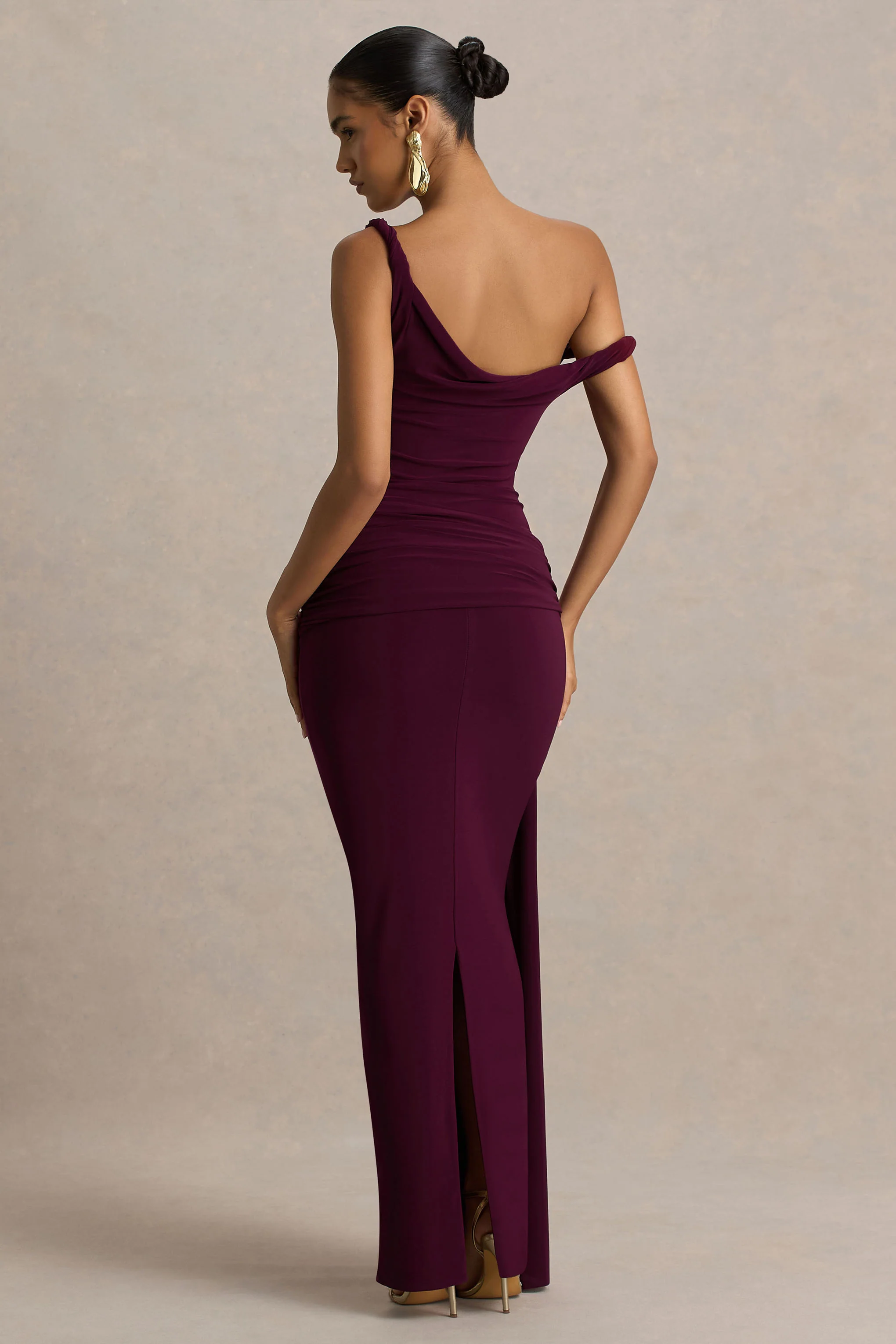 Tulisa | Robe longue bordeaux à encolure asymétrique avec manches torsadées et détails froncés - Image 2