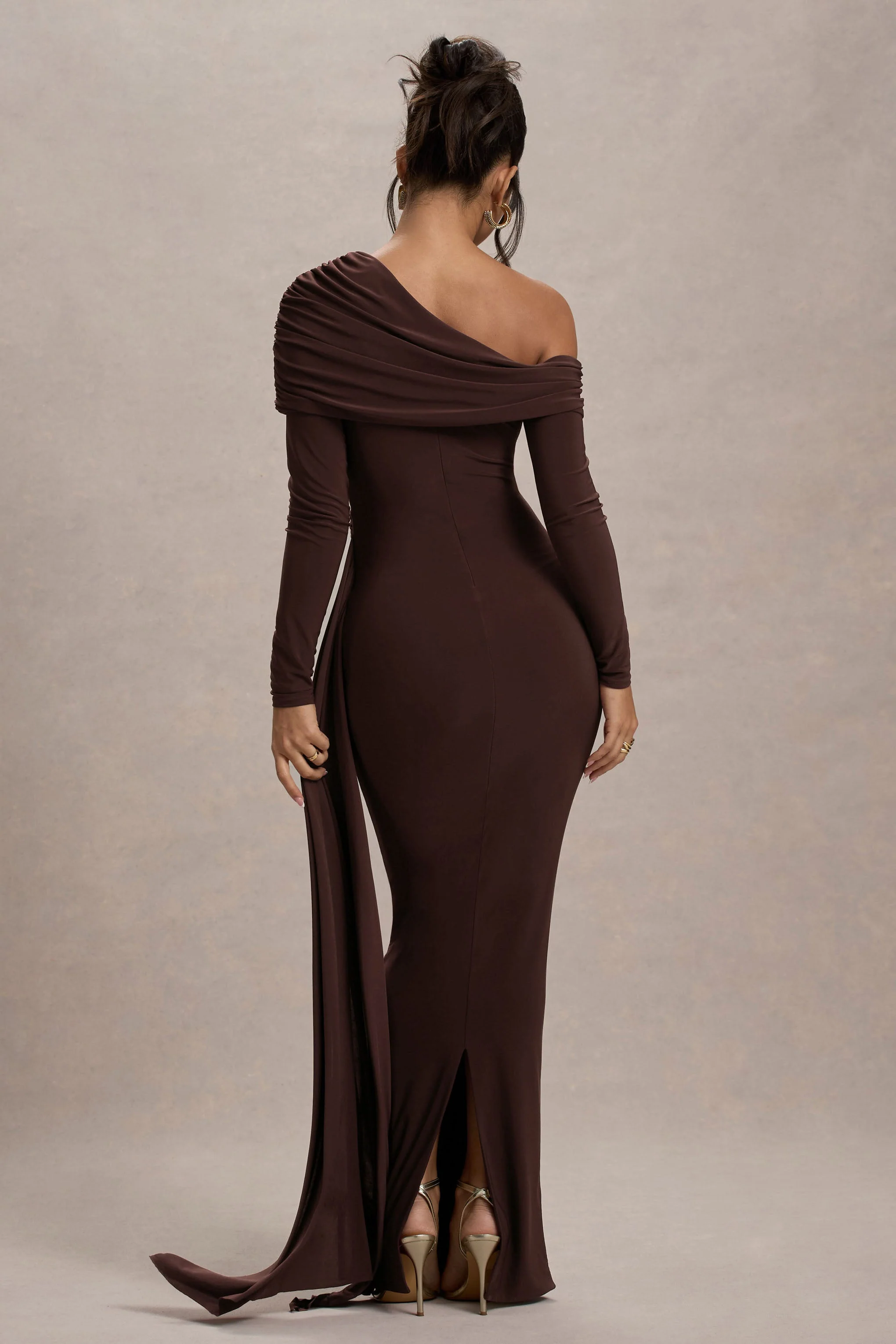 Valina | Robe longue froncée asymétrique marron avec drapé - Image 2