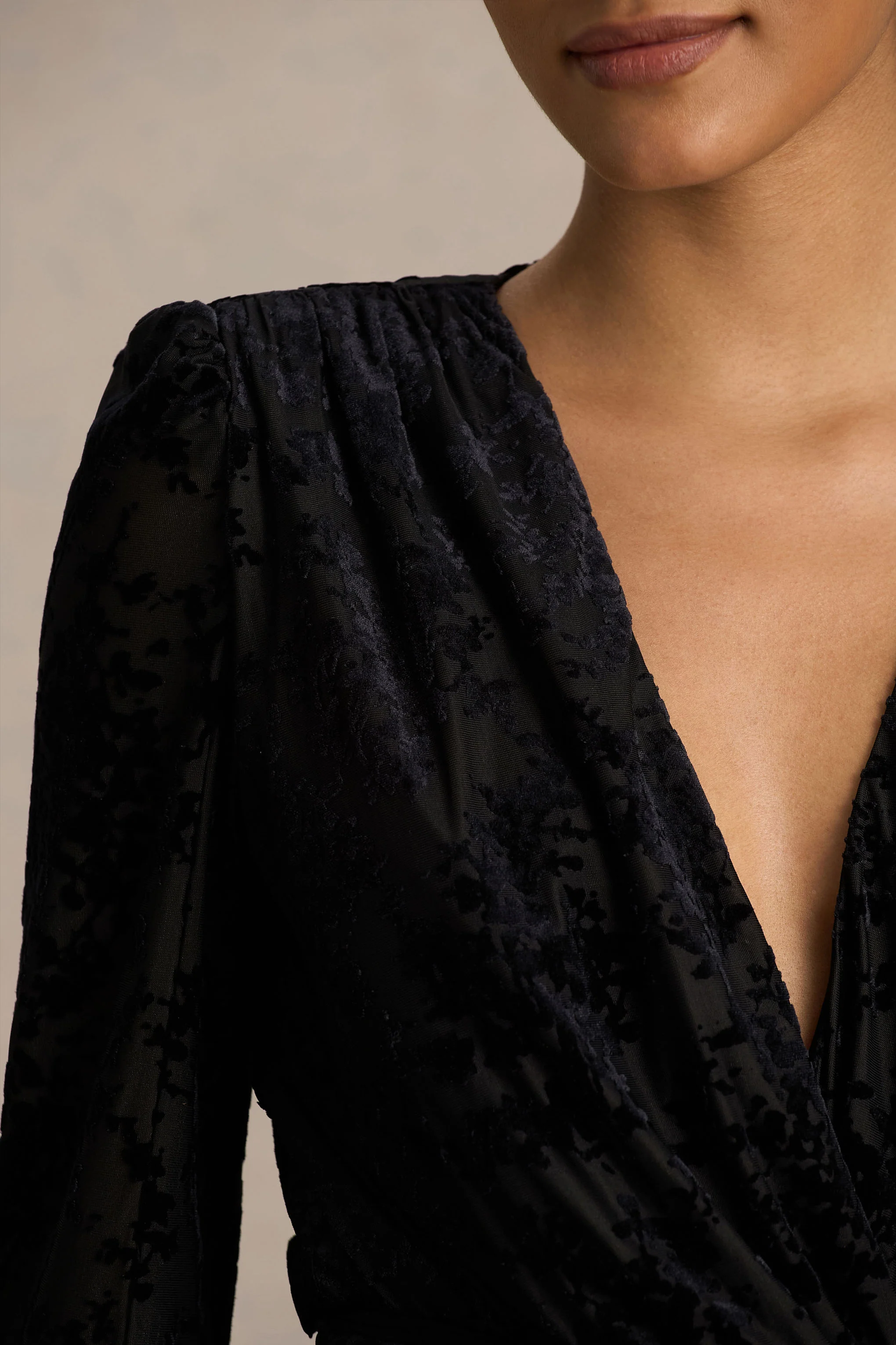 Vicenta | Mini-robe portefeuille en velours dévoré noir à décolleté plongeant - Image 6