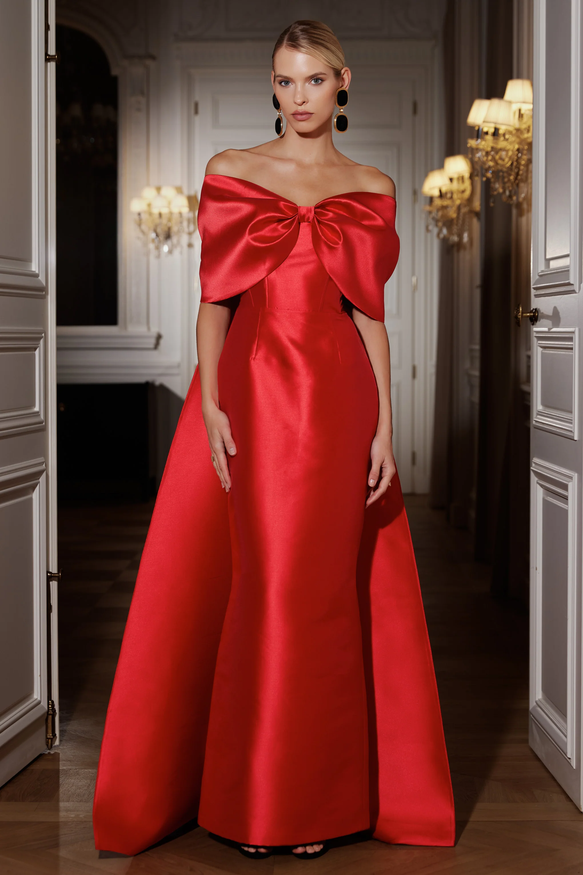 Wanting More | Robe longue en satin rouge avec cape et nœud oversize