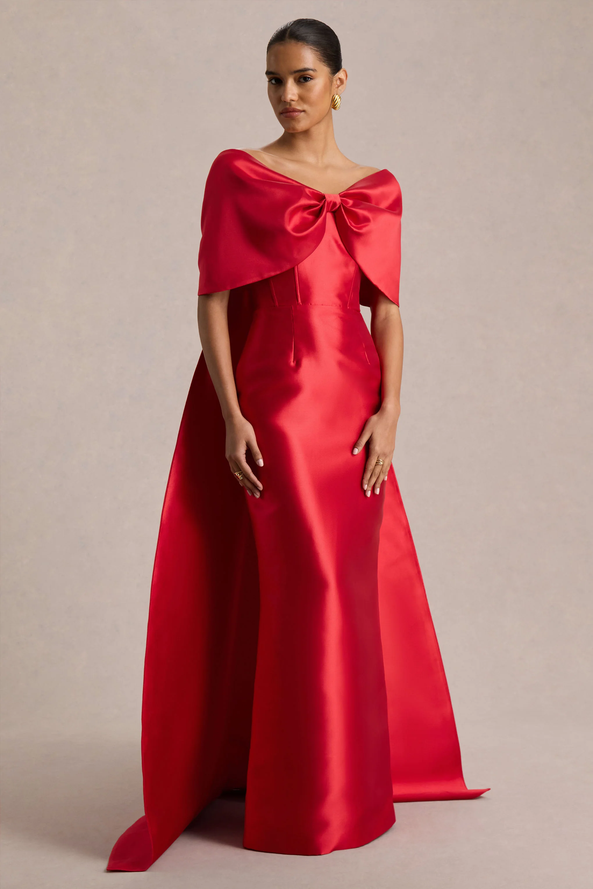 Wanting More | Robe longue en satin rouge avec cape et nœud oversize - Image 3