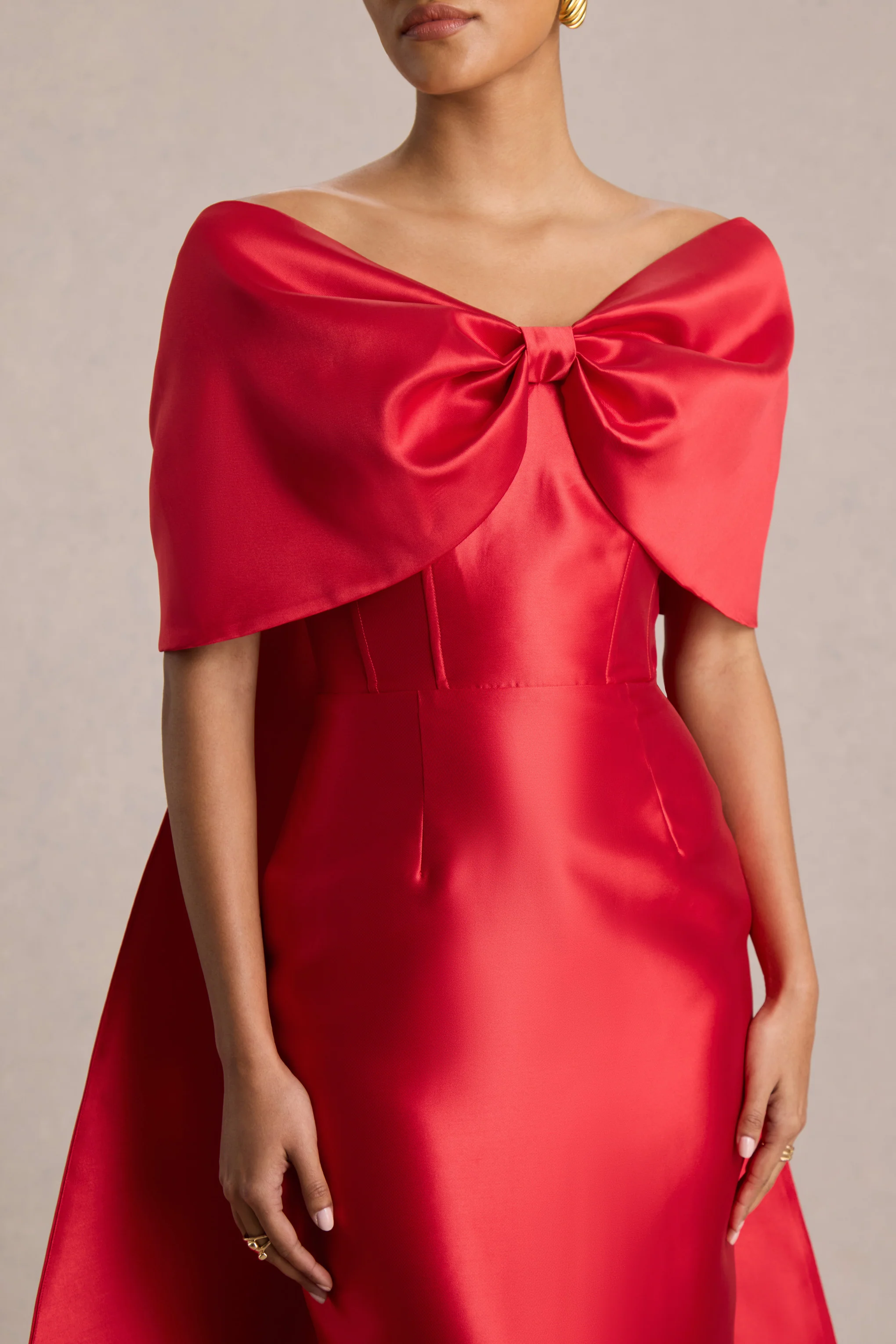 Wanting More | Robe longue en satin rouge avec cape et nœud oversize - Image 5