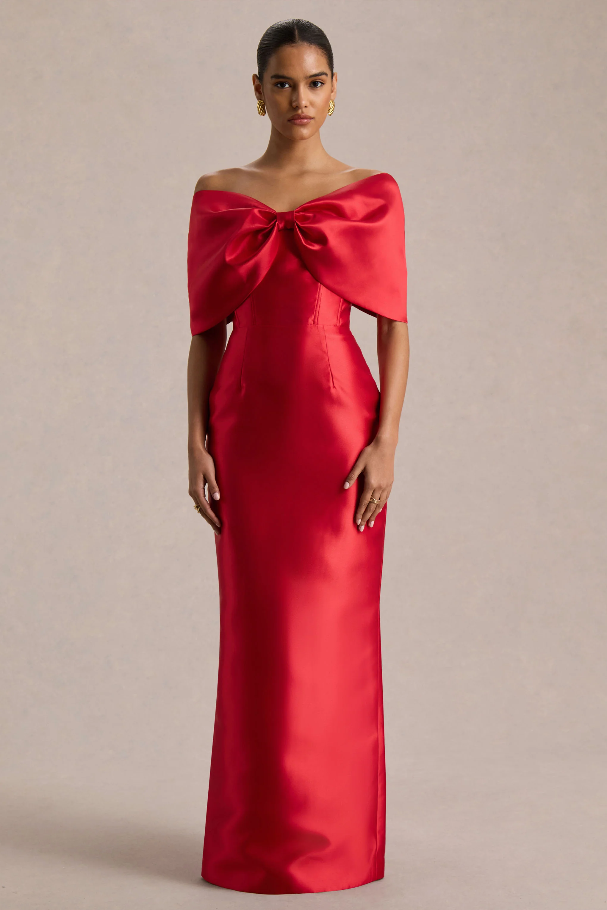 Wanting More | Robe longue en satin rouge avec cape et nœud oversize - Image 6