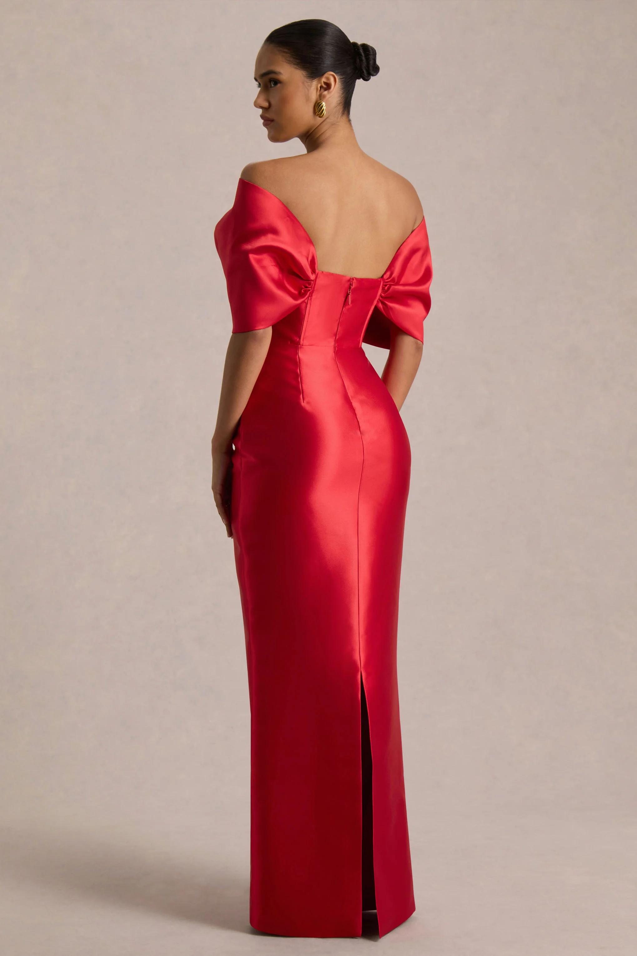 Wanting More | Robe longue en satin rouge avec cape et nœud oversize - Image 7