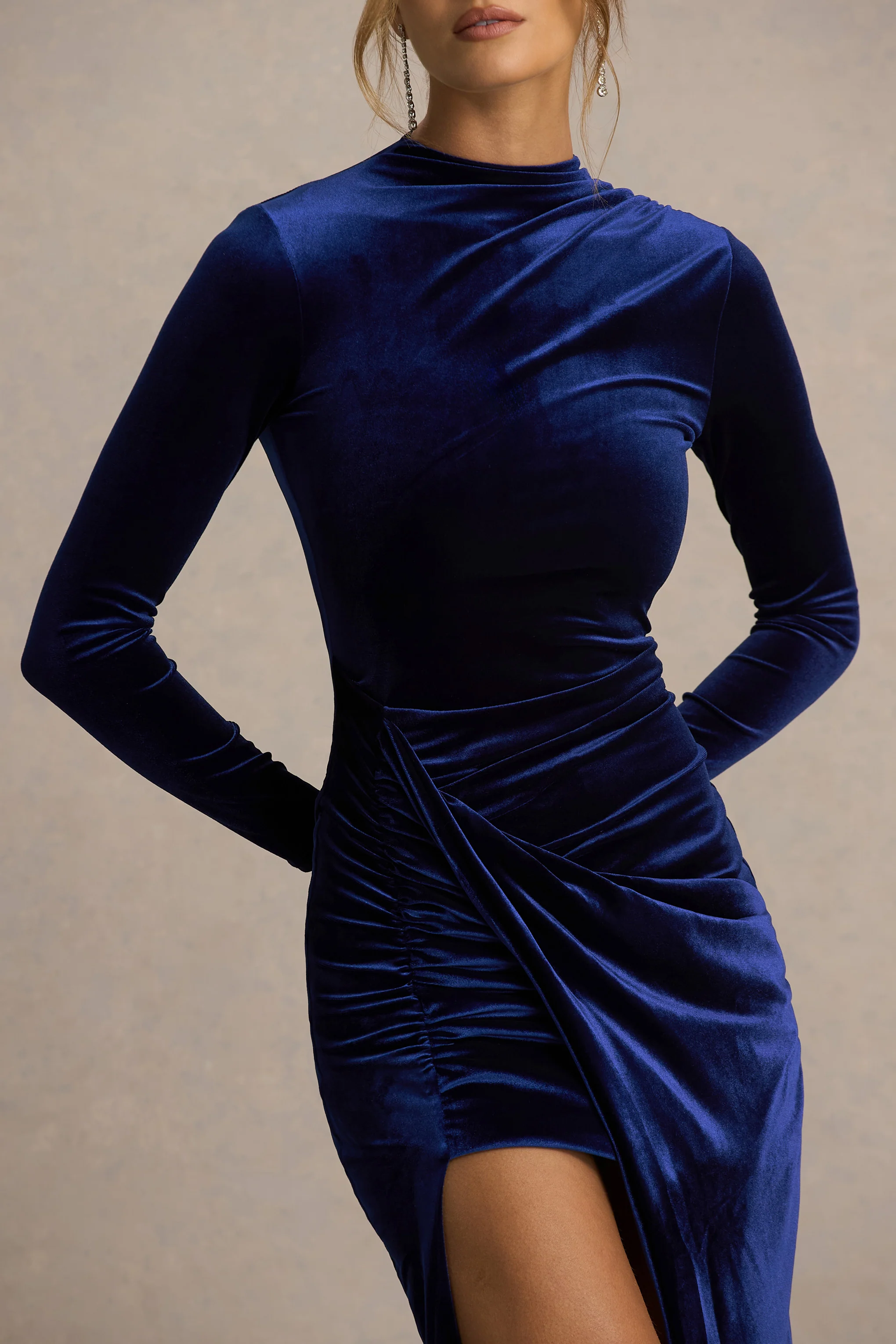 Wishes | Robe longue en velours bleu marine à col haut avec jupe portefeuille - Image 3
