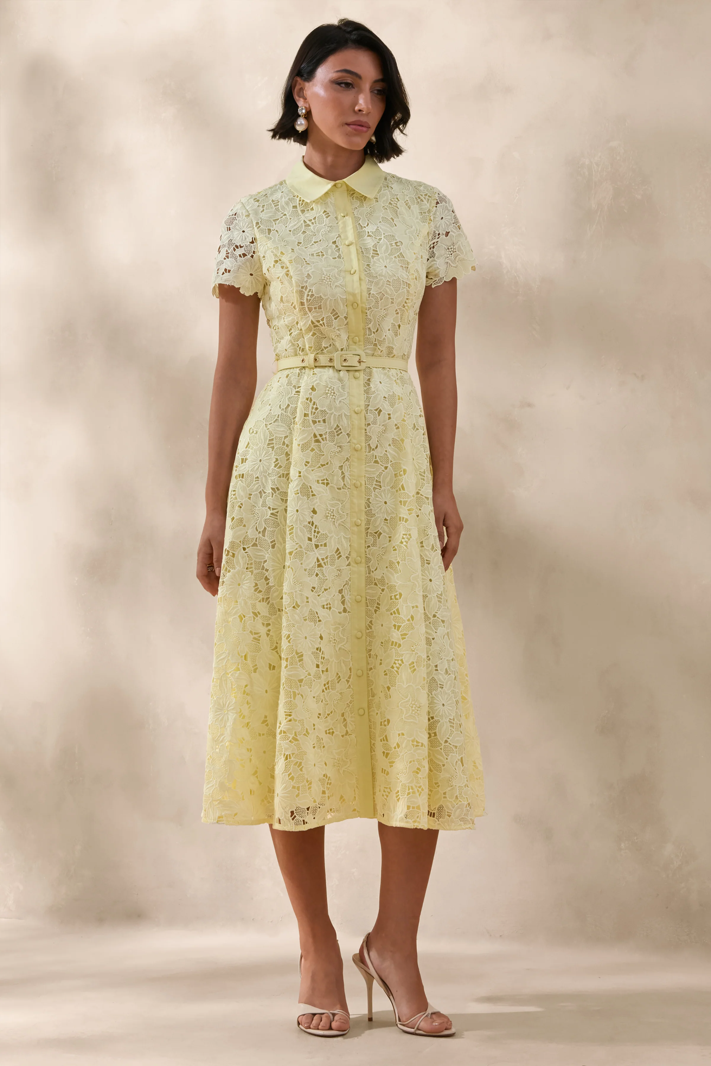 Zalie | Robe mi-longue jaune en dentelle à col montant avec ceinture
