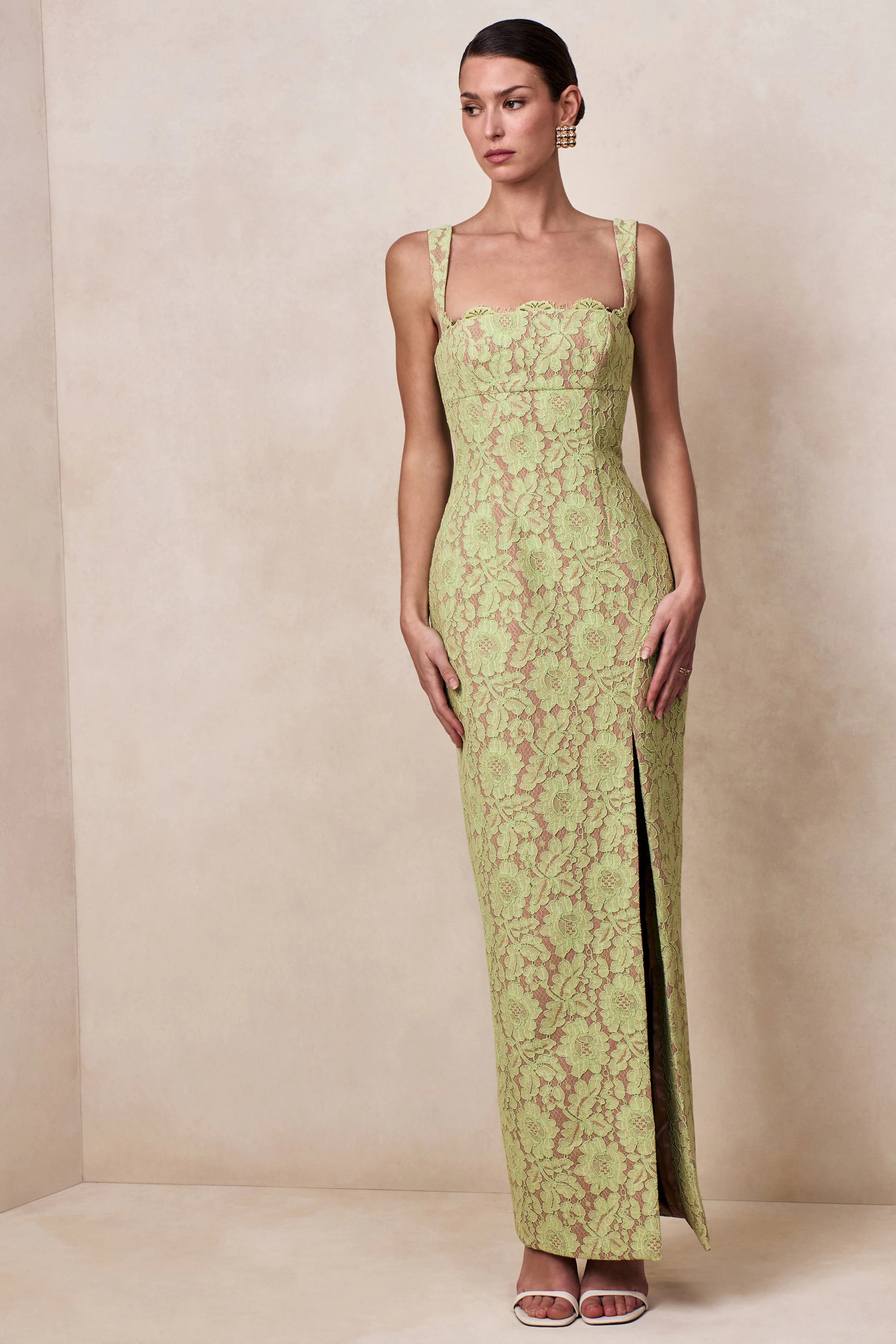 Zarisse | Robe longue en dentelle verte à encolure carrée - Image 6