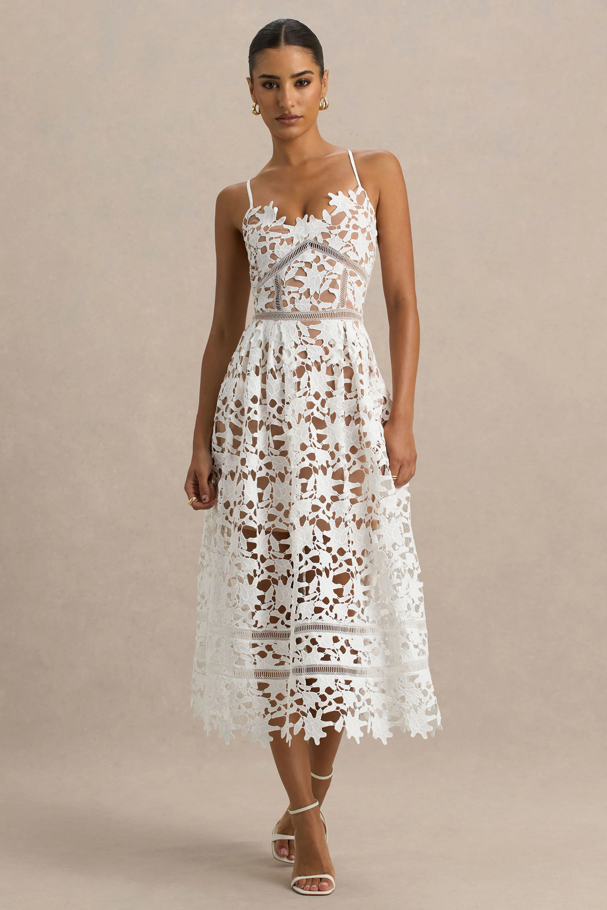 Zuri | Robe mi-longue en dentelle blanche avec encolure en cœur et bretelles fines