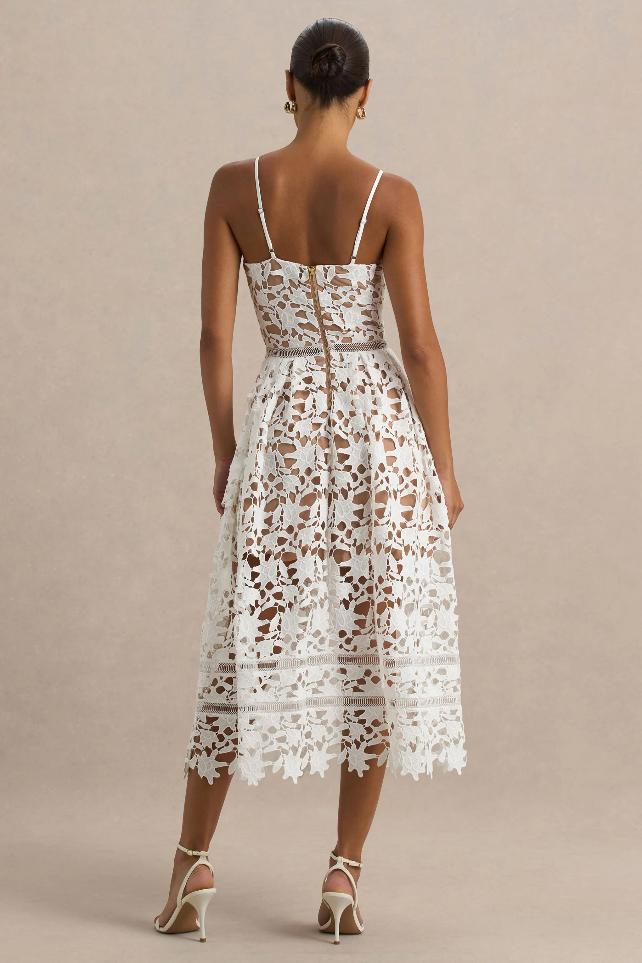 Zuri | Robe mi-longue en dentelle blanche avec encolure en cœur et bretelles fines - Image 2