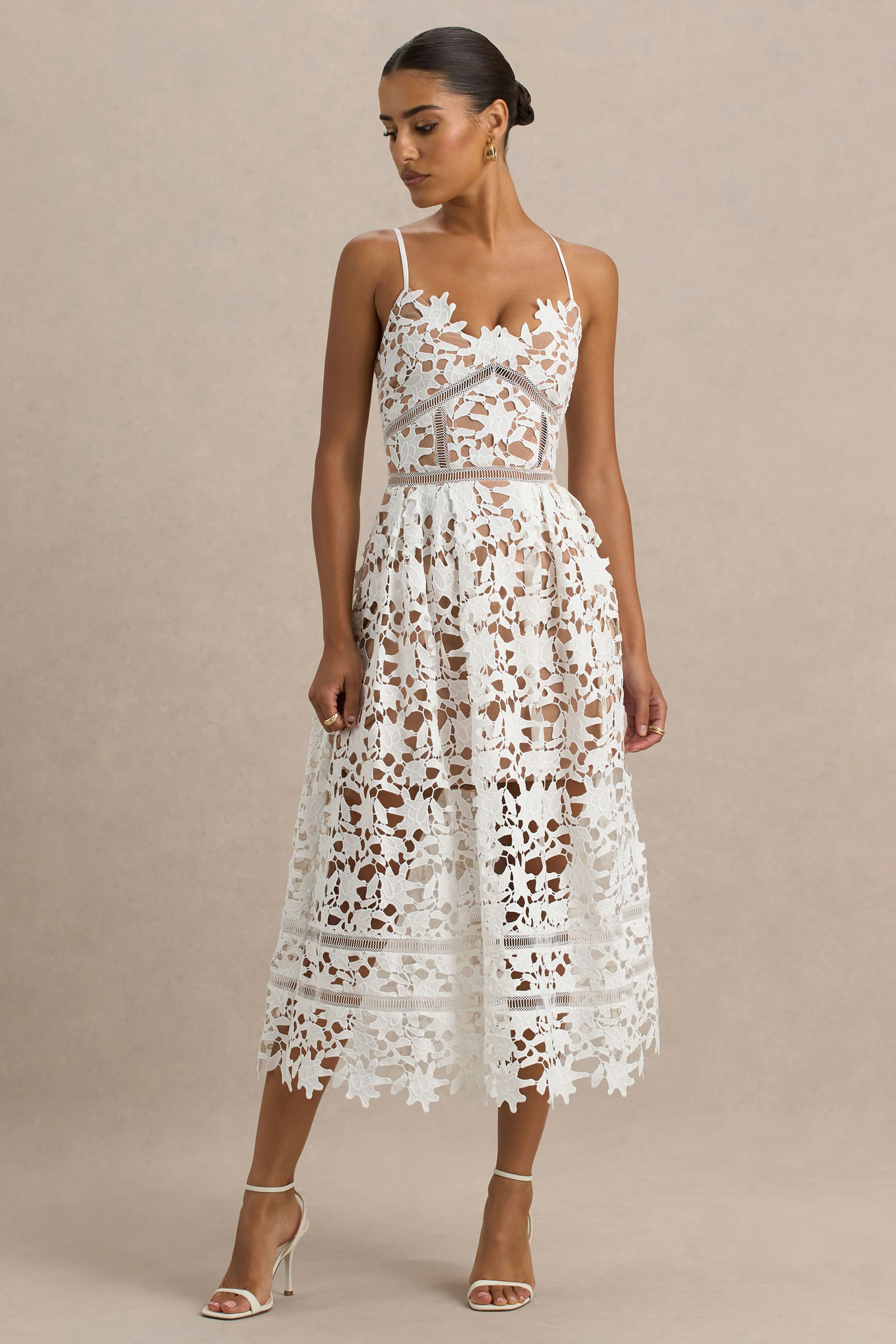Zuri | Robe mi-longue en dentelle blanche avec encolure en cœur et bretelles fines - Image 4