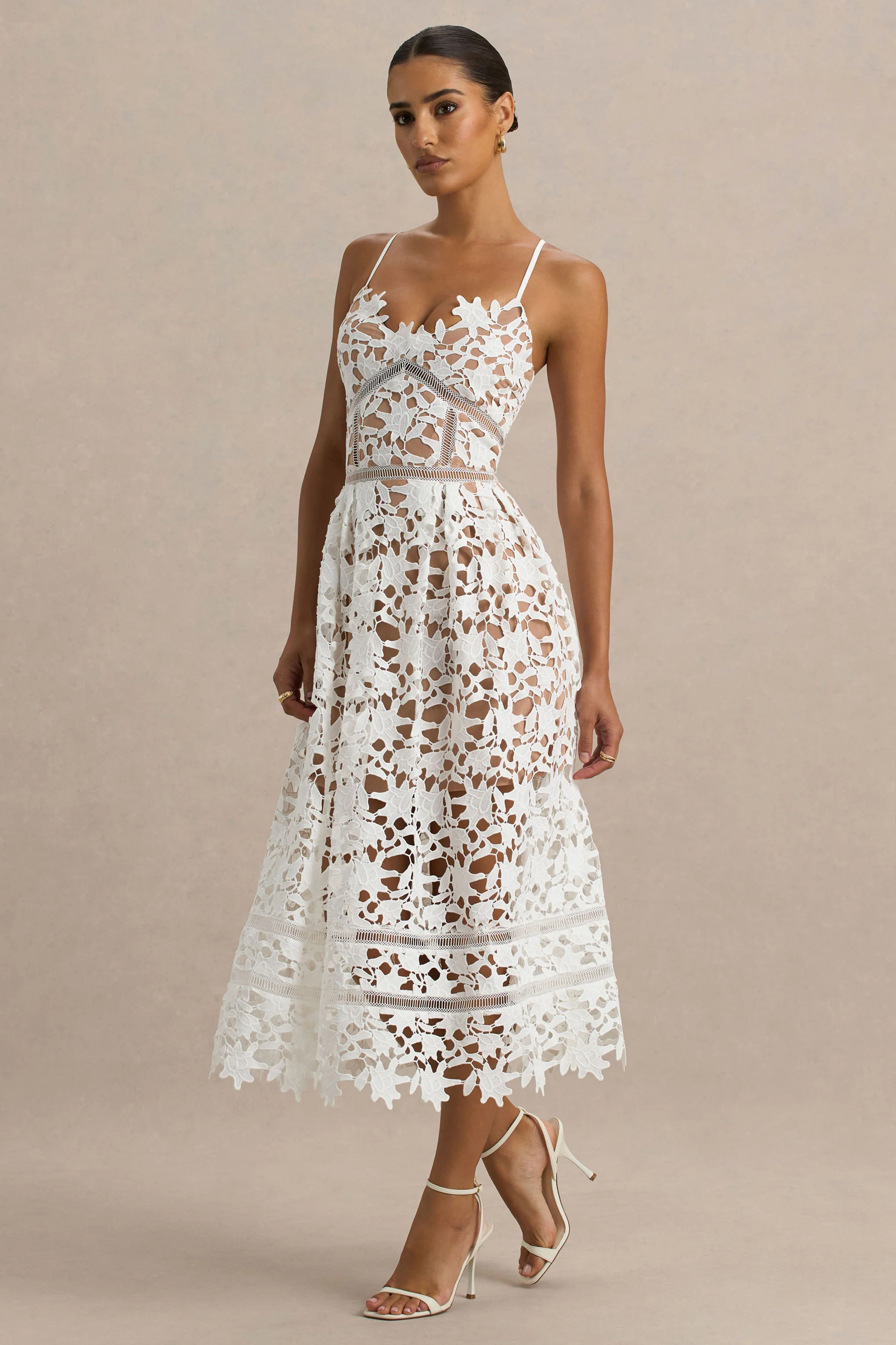 Zuri | Robe mi-longue en dentelle blanche avec encolure en cœur et bretelles fines - Image 5