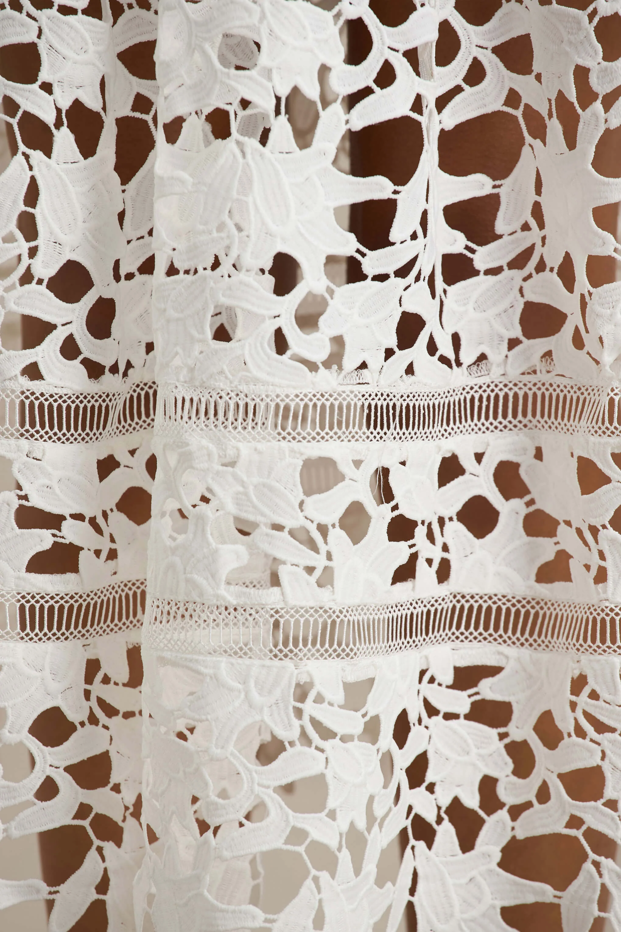Zuri | Robe mi-longue en dentelle blanche avec encolure en cœur et bretelles fines - Image 6